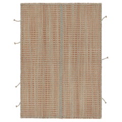 Rug & Kilim è un kilim d'accento, a strisce beige-arancio con accenti grigi