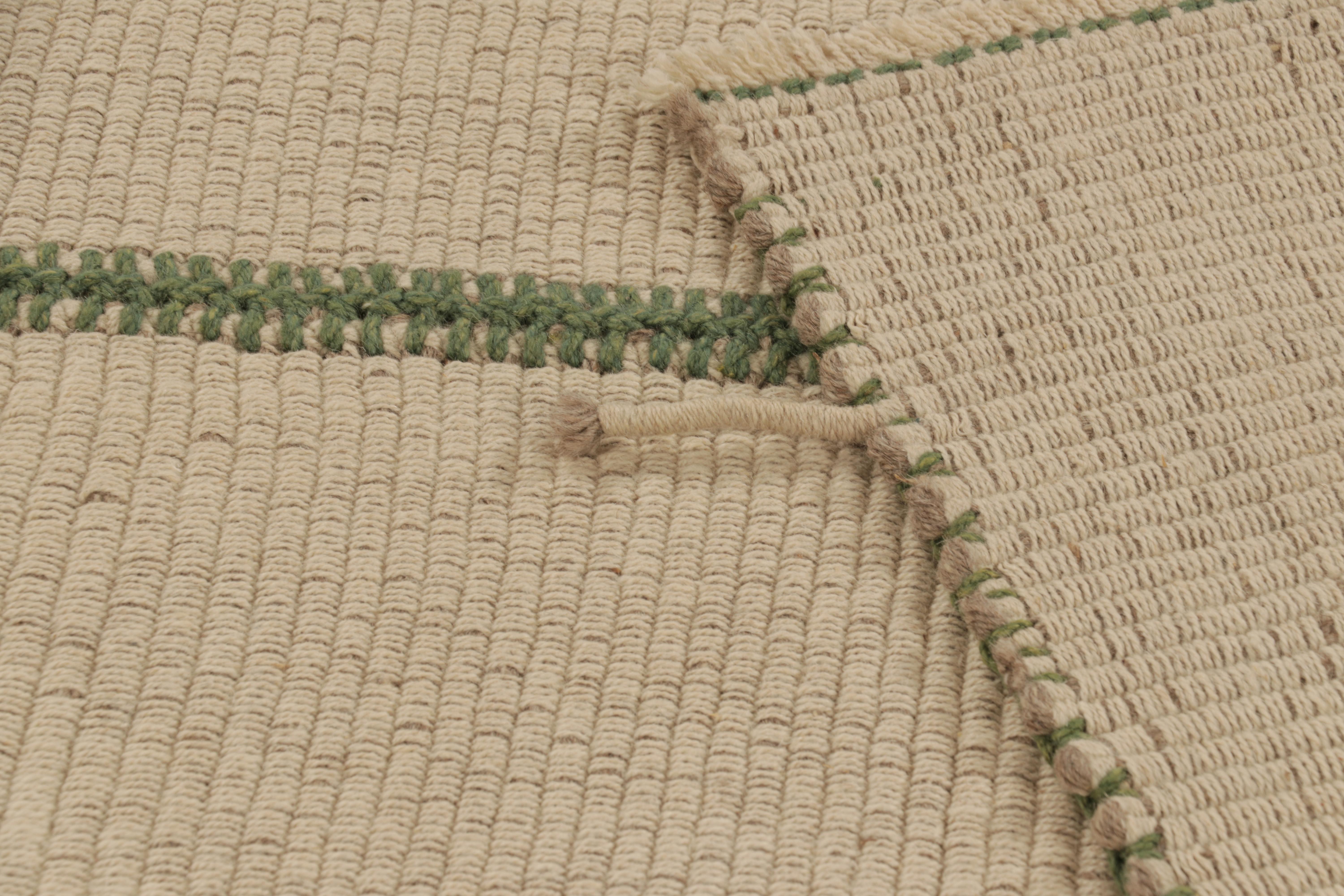 Rug & Kilim's Akzent-Kilim, beigefarbene Strukturstreifen mit grünen Akzenten (21. Jahrhundert und zeitgenössisch) im Angebot