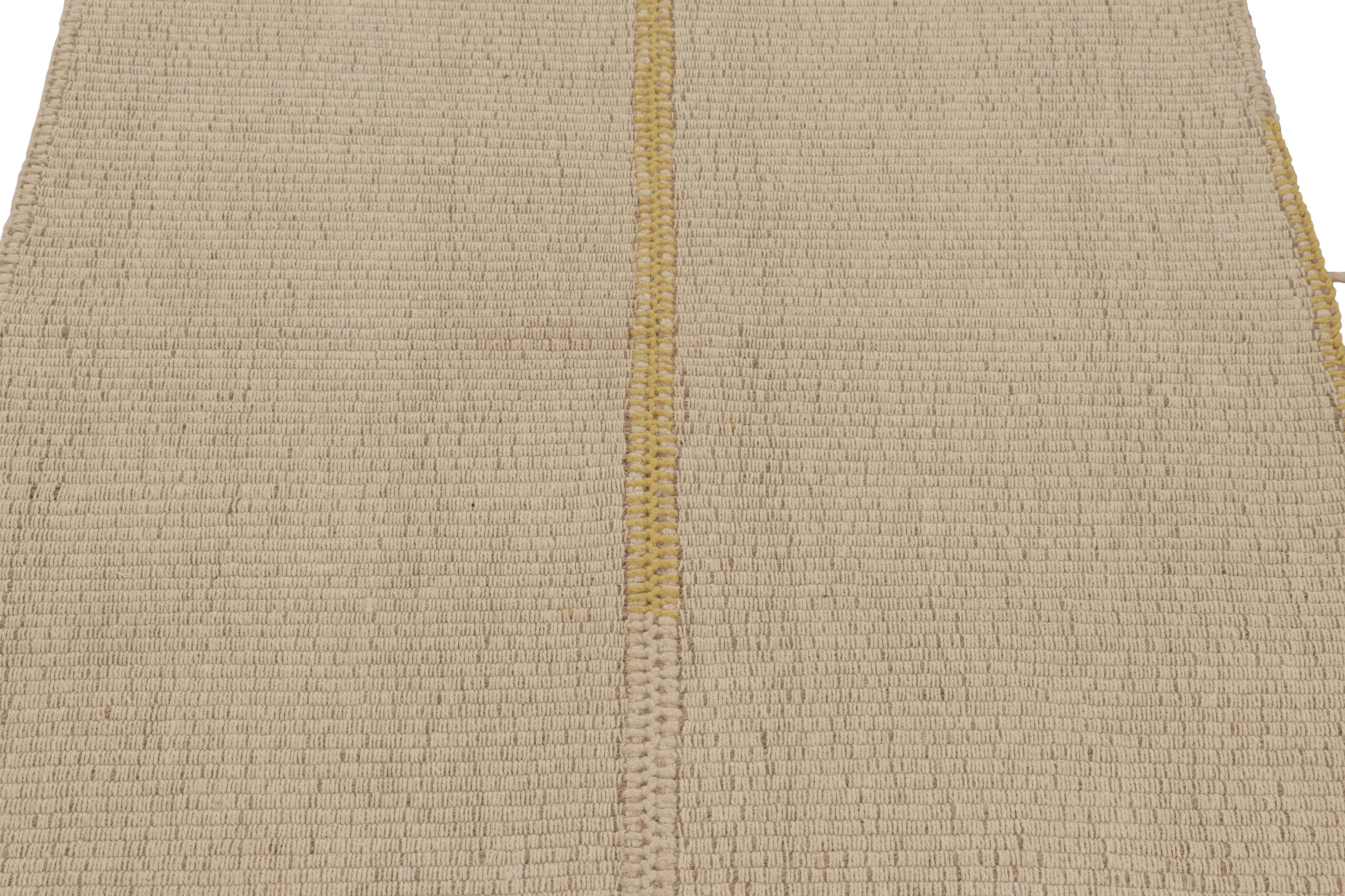 Moderno Rug & Kilim, Kilim d'accento, strisce testuali beige con accenti gialli in vendita