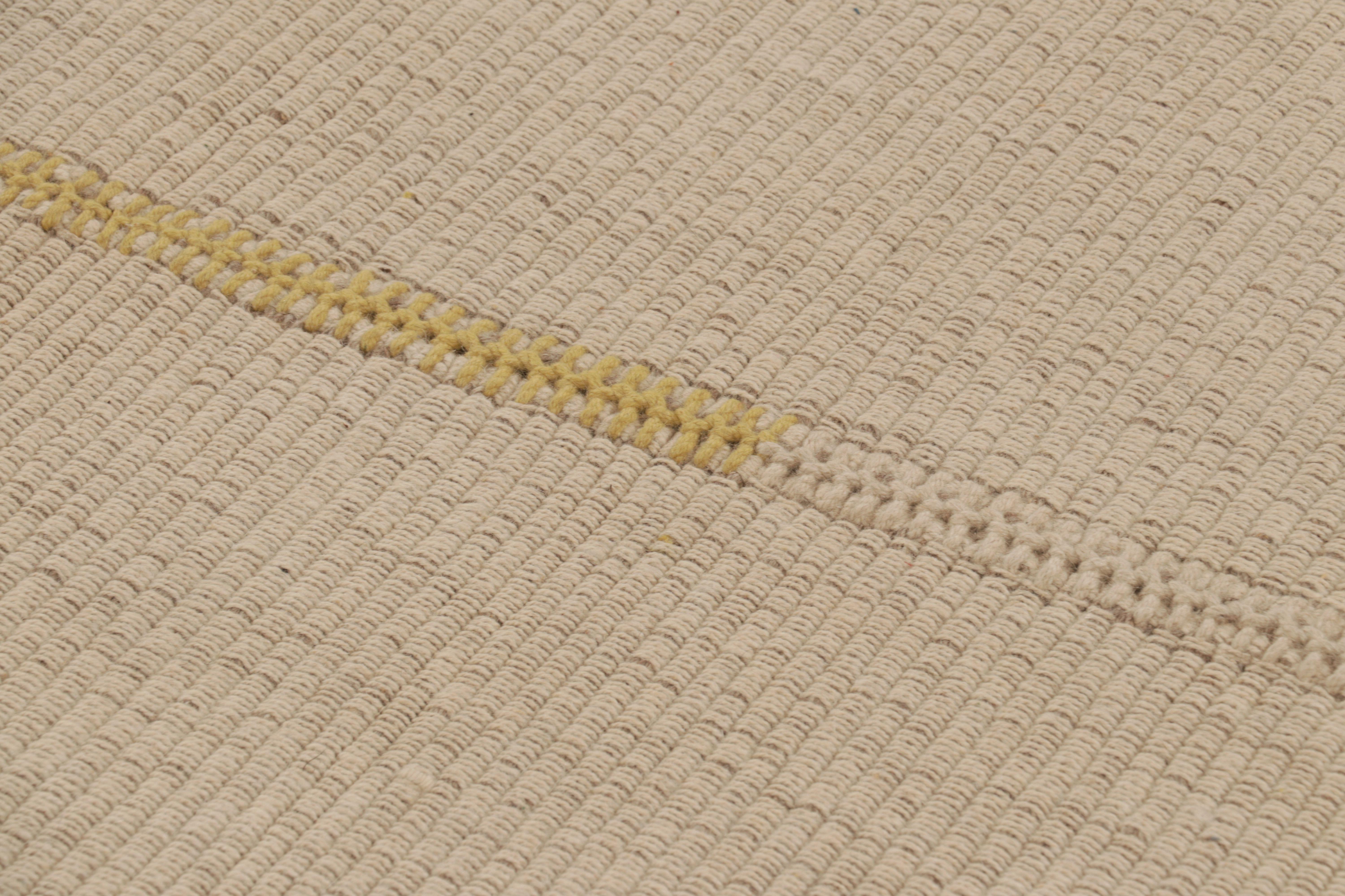 Tessuto a mano Rug & Kilim, Kilim d'accento, strisce testuali beige con accenti gialli in vendita