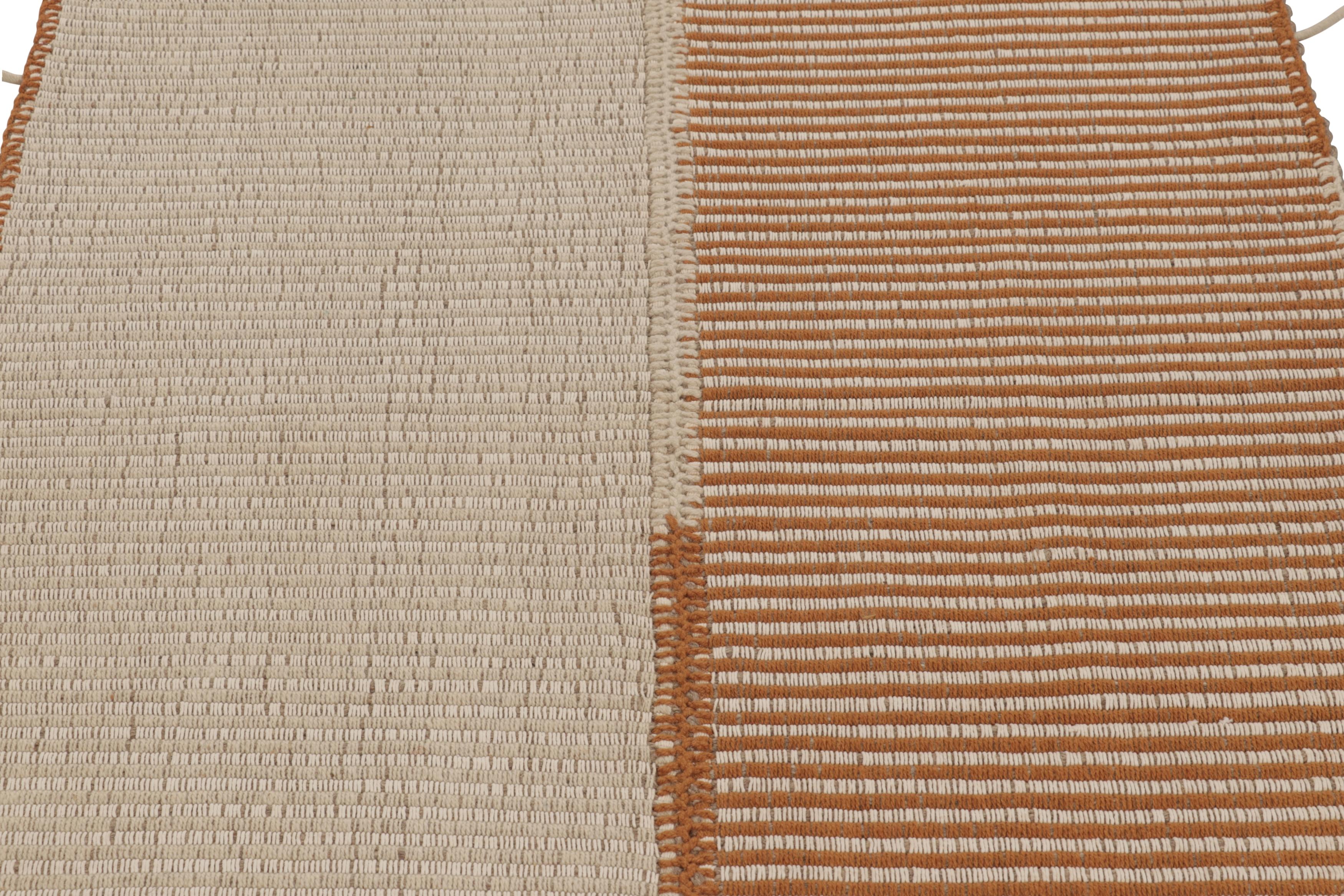 Kilim de acento de Rug & Kilim, beige con rayas de textura naranja cálido Moderno en venta