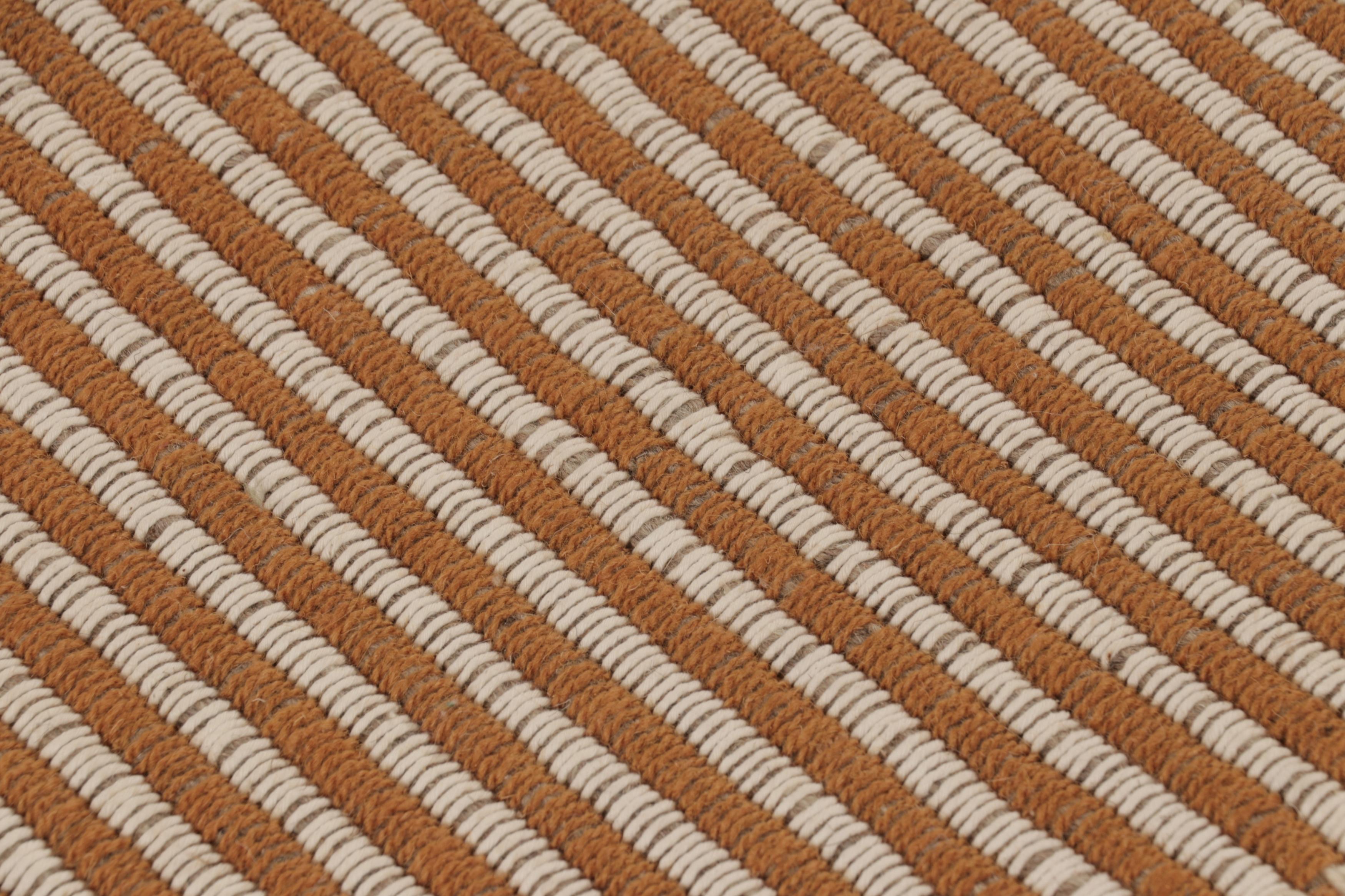 Kilim de acento de Rug & Kilim, beige con rayas de textura naranja cálido Moderno en venta
