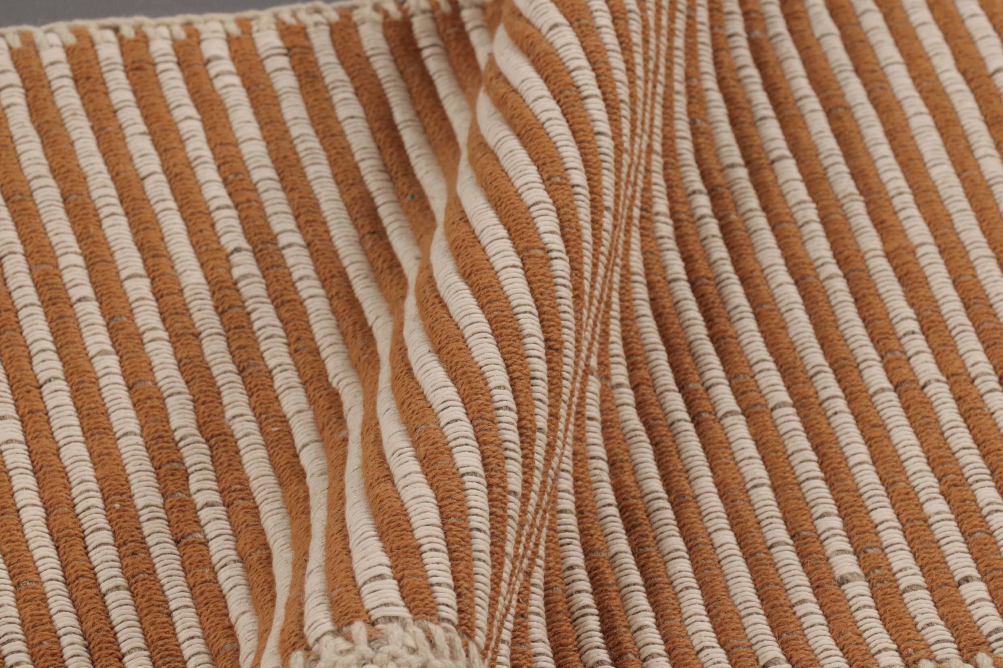 Kilim de acento de Rug & Kilim, beige con rayas de textura naranja cálido en Nuevo estado para la venta en Long Island City, NY