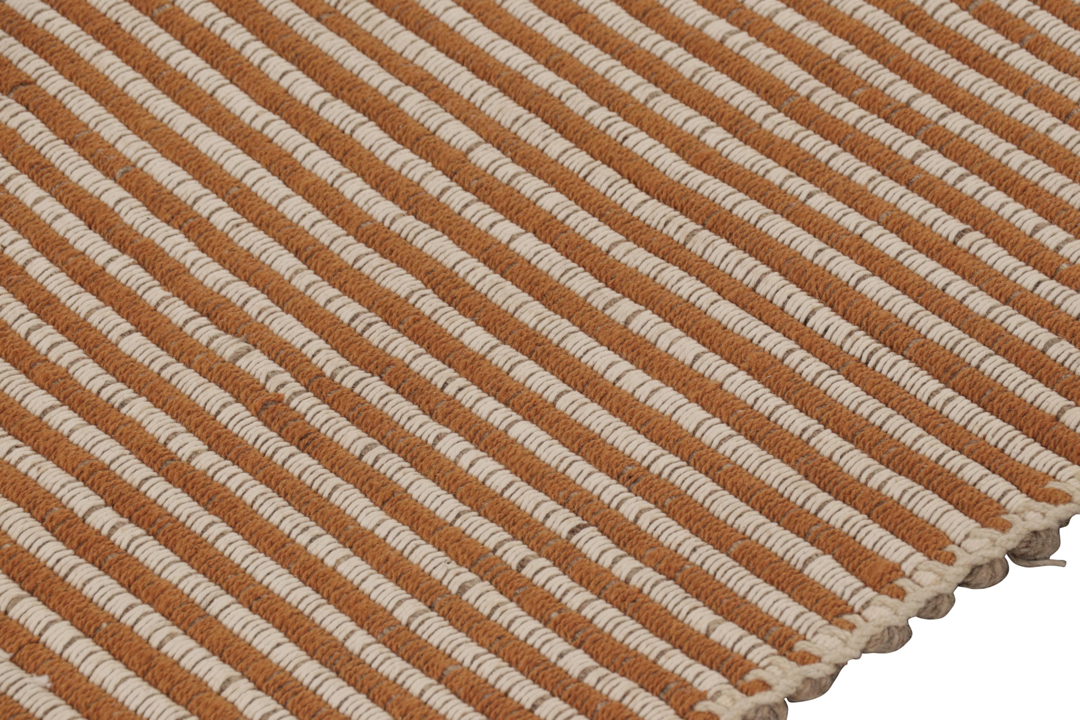 Kilim de acento de Rug & Kilim, beige con rayas de textura naranja cálido Anudado a mano en venta
