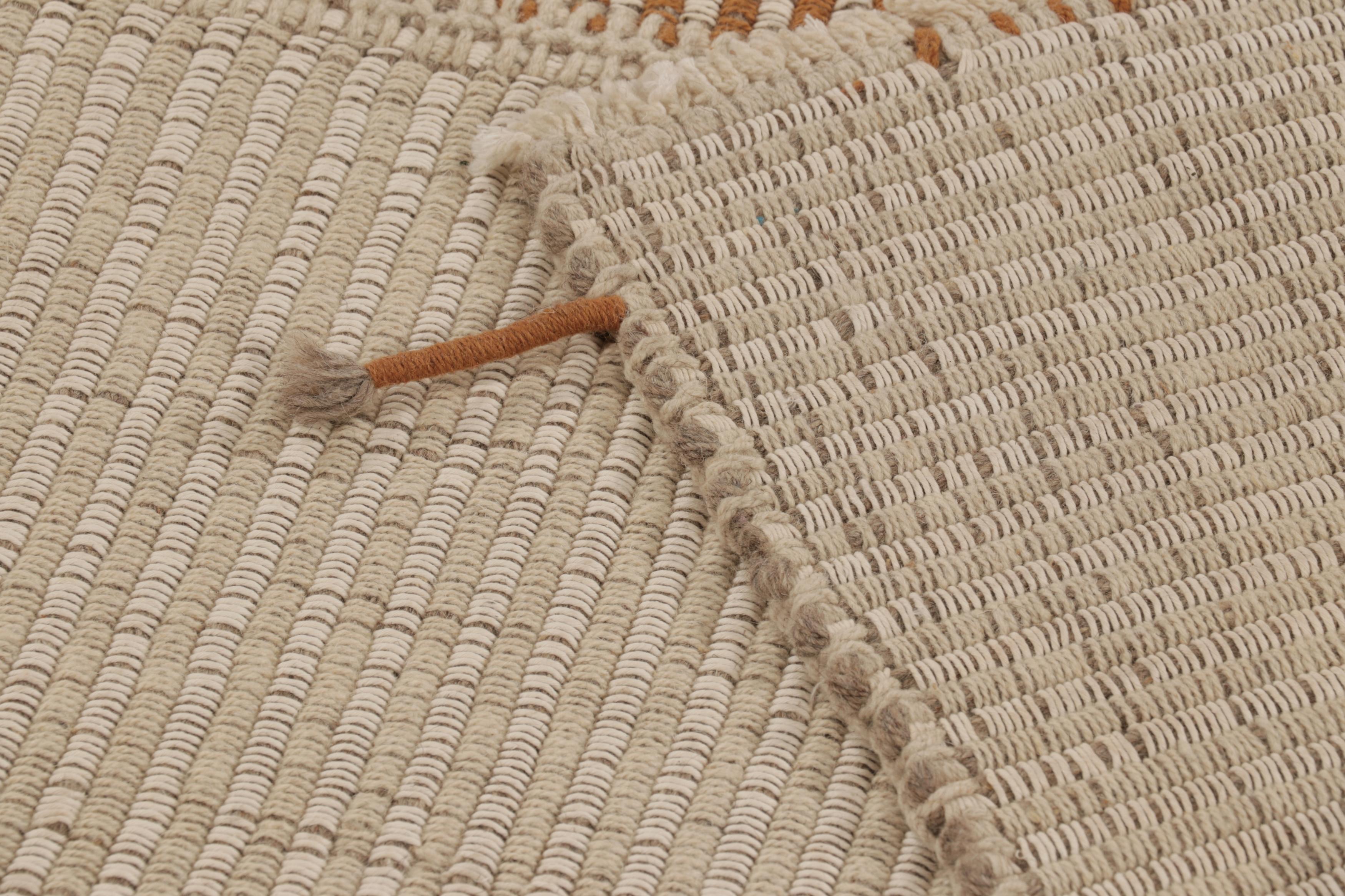 Kilim de acento de Rug & Kilim, beige con rayas de textura naranja cálido Siglo XXI y contemporáneo en venta