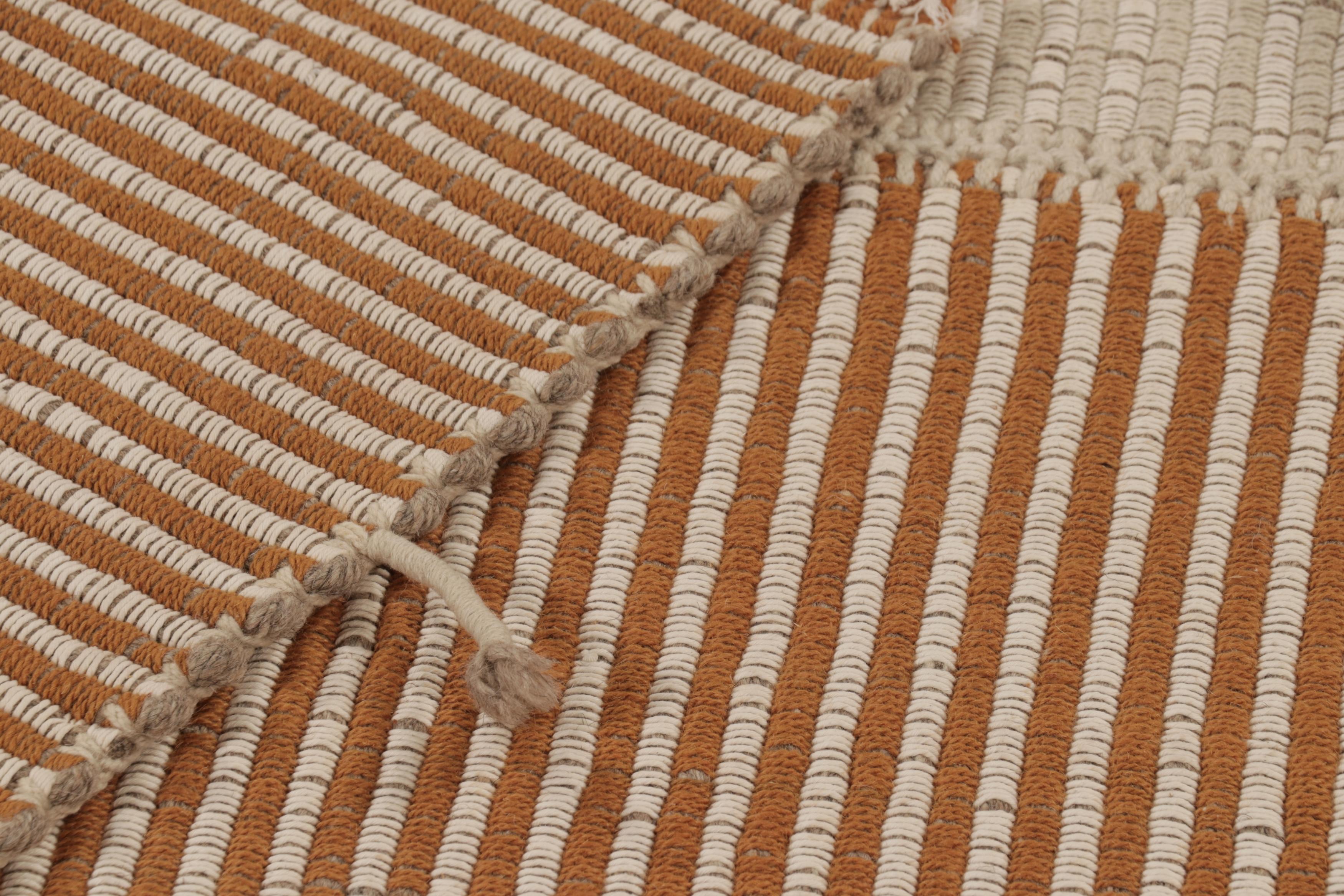Kilim de acento de Rug & Kilim, beige con rayas de textura naranja cálido Siglo XXI y contemporáneo en venta