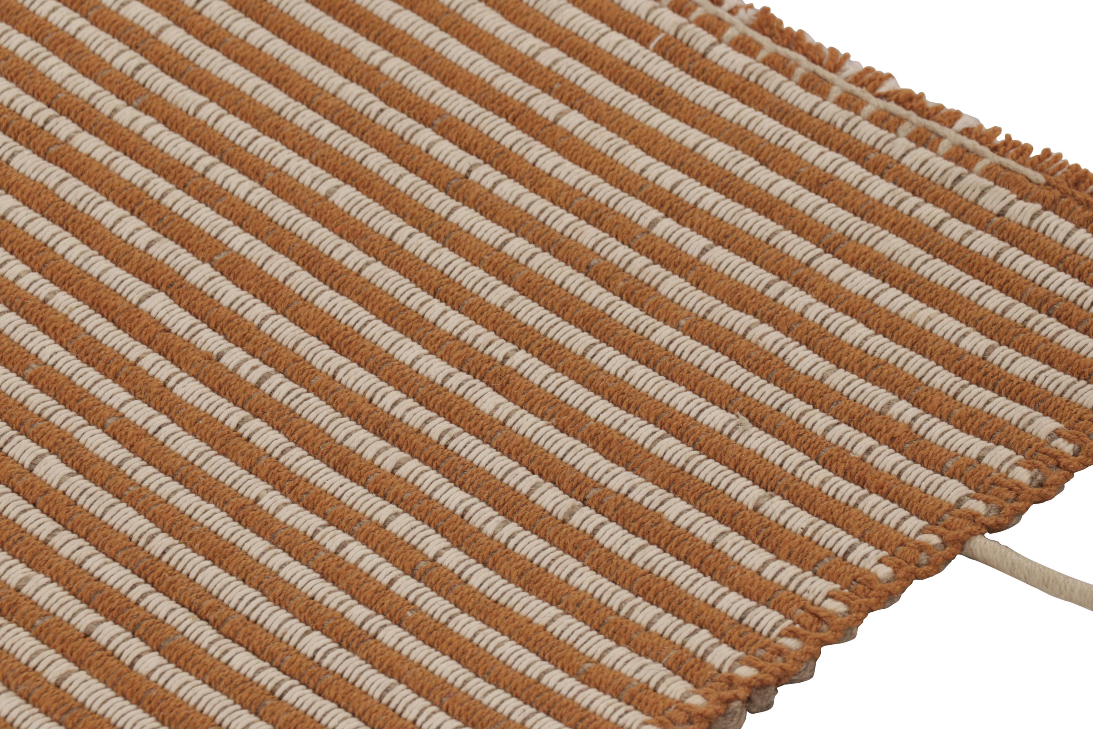 Kilim de acento de Rug & Kilim, beige con rayas de textura naranja cálido Anudado a mano en venta