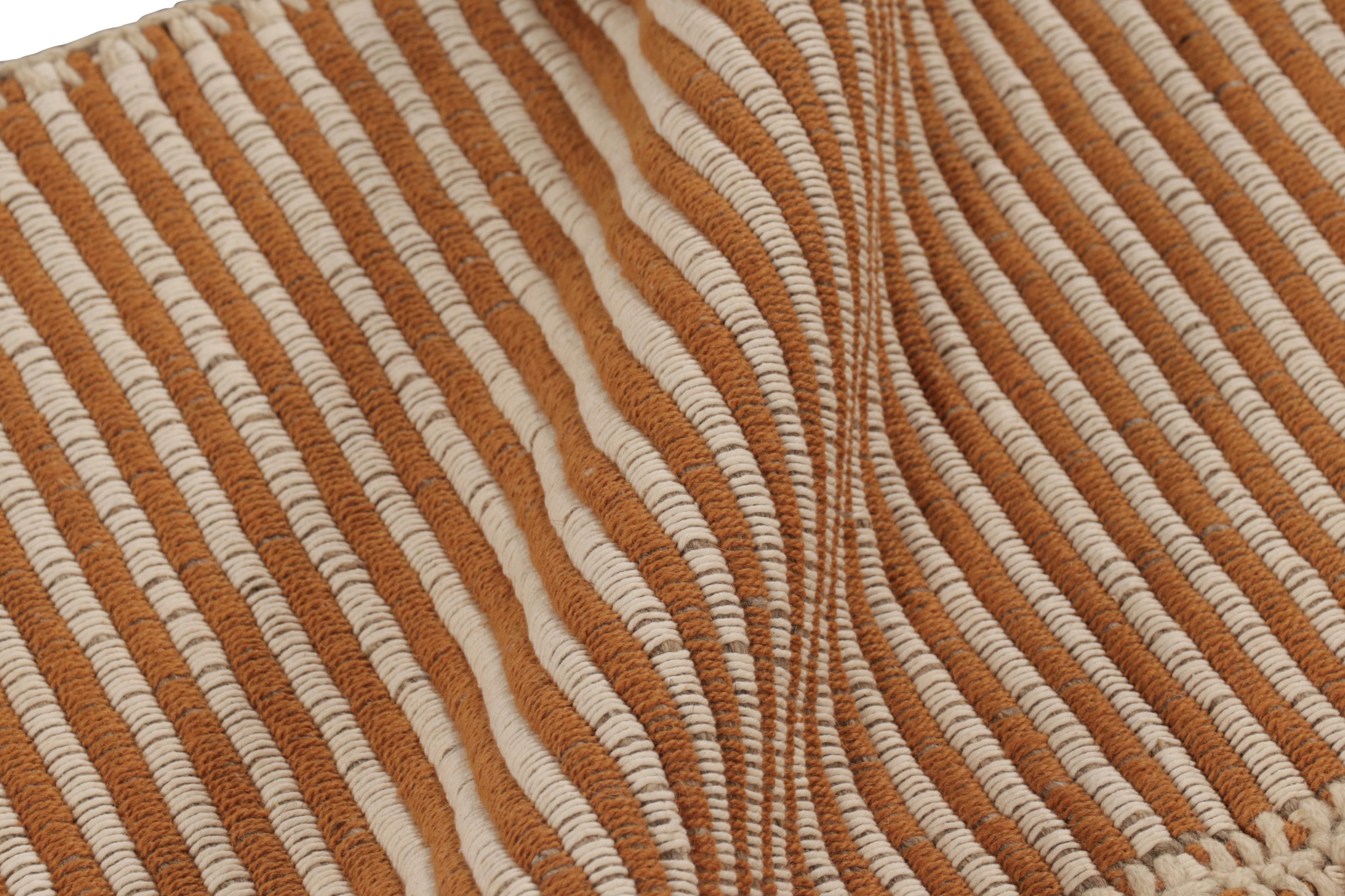 Kilim de acento de Rug & Kilim, beige con rayas de textura naranja cálido en Bueno estado para la venta en Long Island City, NY