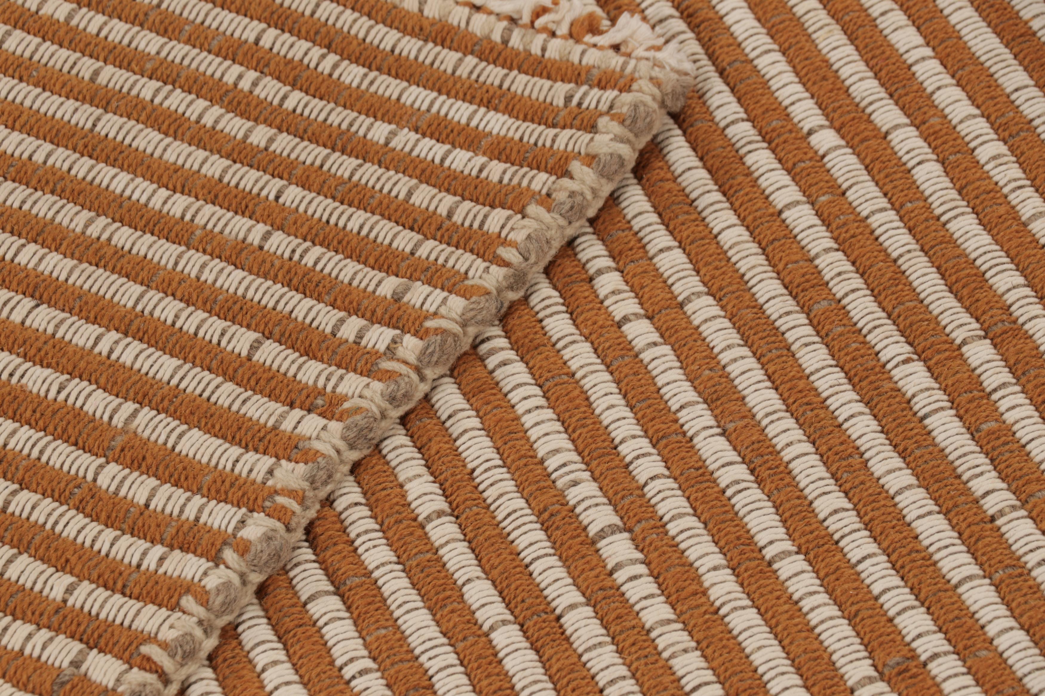 Kilim de acento de Rug & Kilim, beige con rayas de textura naranja cálido Siglo XXI y contemporáneo en venta
