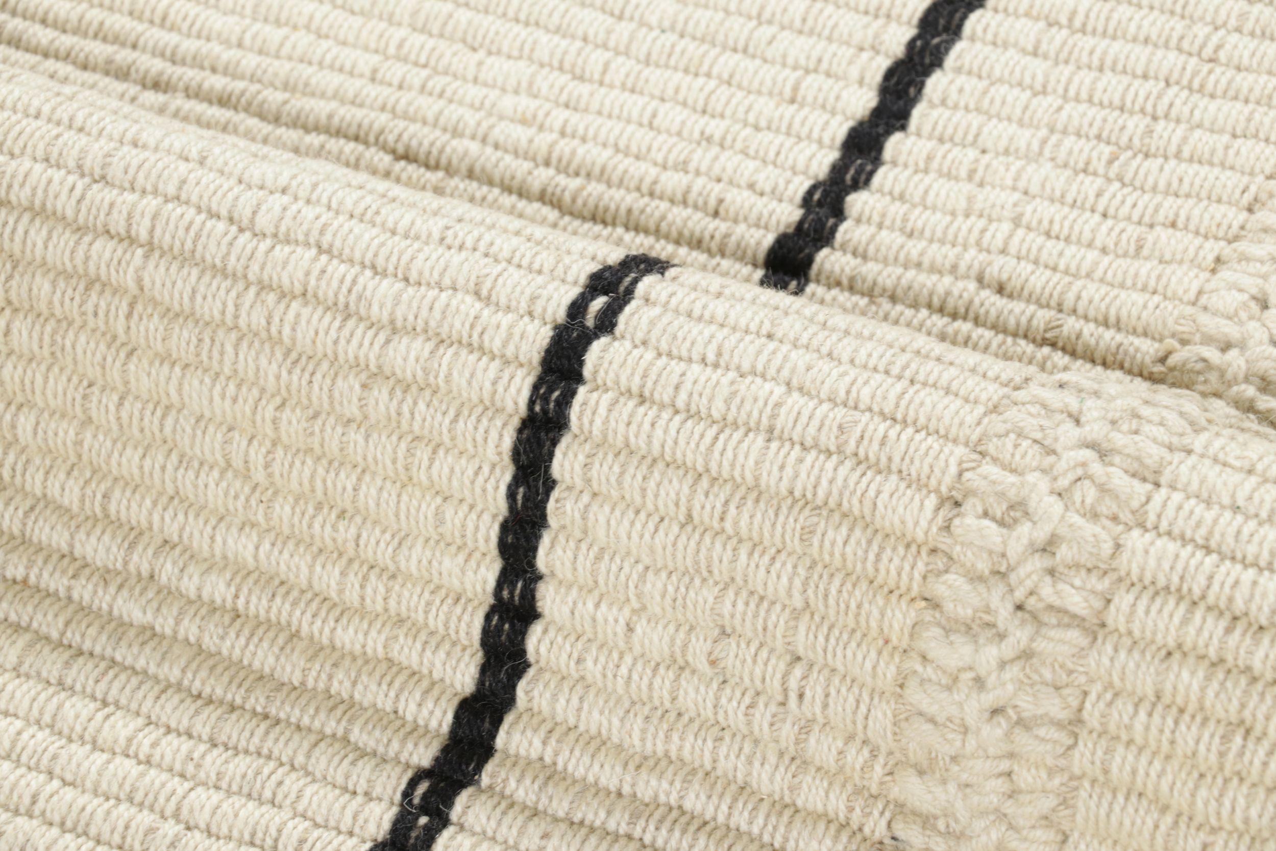 XXI secolo e contemporaneo Rug & Kilim è un kilim d'accento, con strisce nere su fondo bianco crema. in vendita