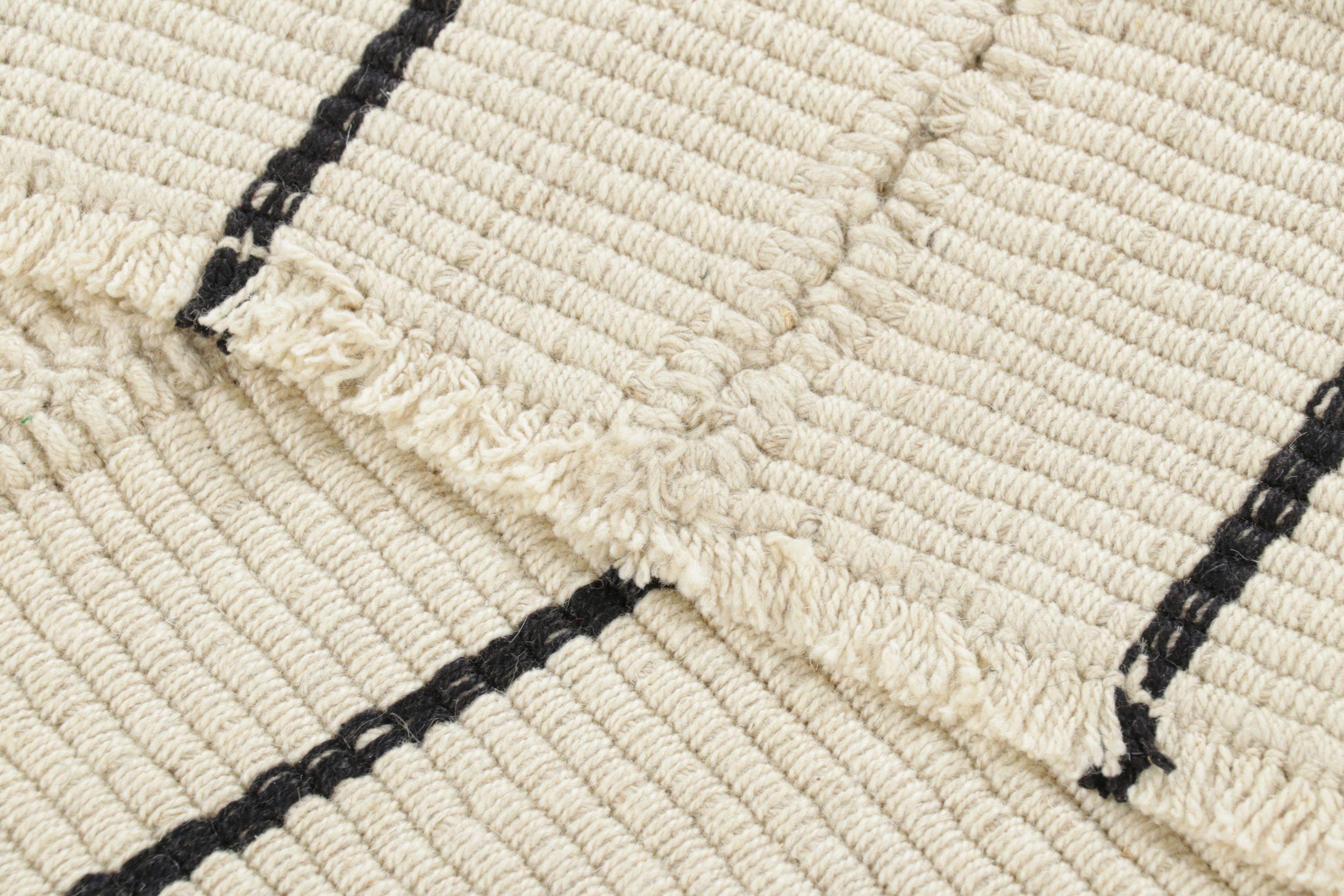 Lana Rug & Kilim è un kilim d'accento, con strisce nere su fondo bianco crema. in vendita