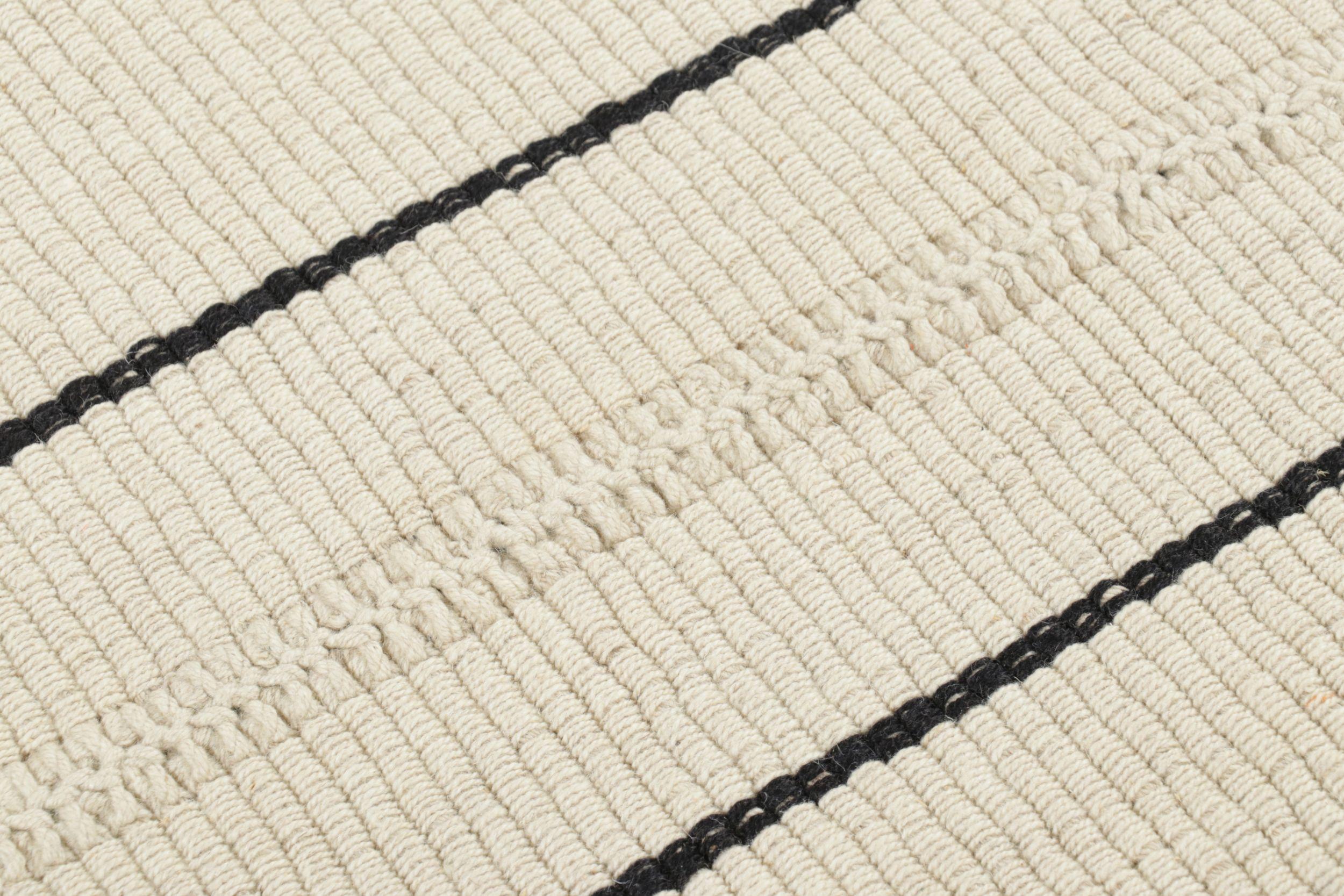 Rug & Kilim è un kilim d'accento, con strisce nere su fondo bianco crema. in vendita 1