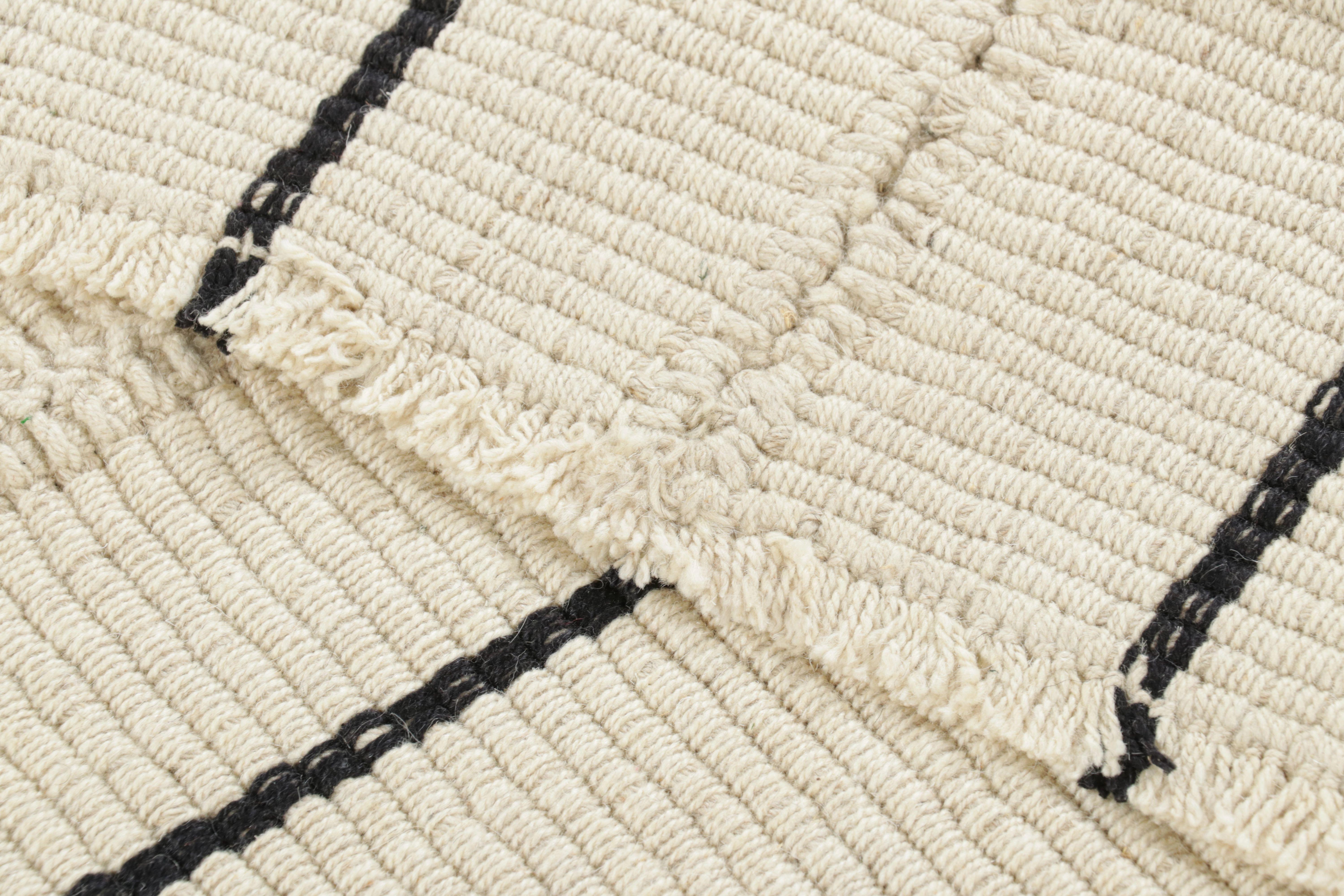  Tessuto a mano in lana, questo Kilim contemporaneo 3x4 fa parte di una nuova ed entusiasmante collezione a tessitura piatta personalizzabile di Rug & Kilim.

Sul design:
