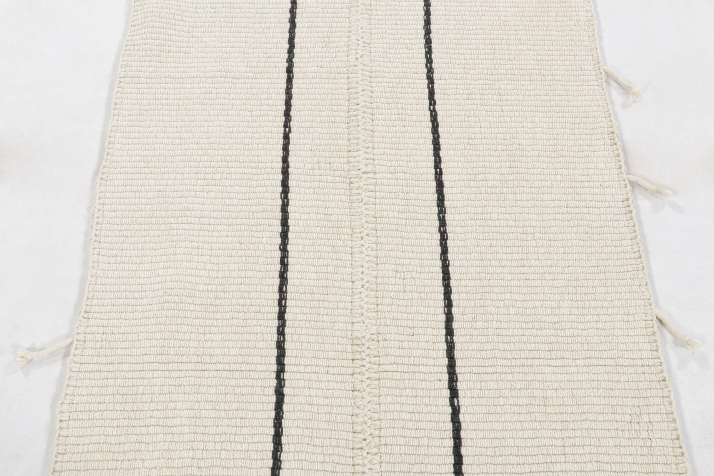 Afghano Rug & Kilim è un kilim d'accento, con strisce nere su fondo bianco crema. in vendita