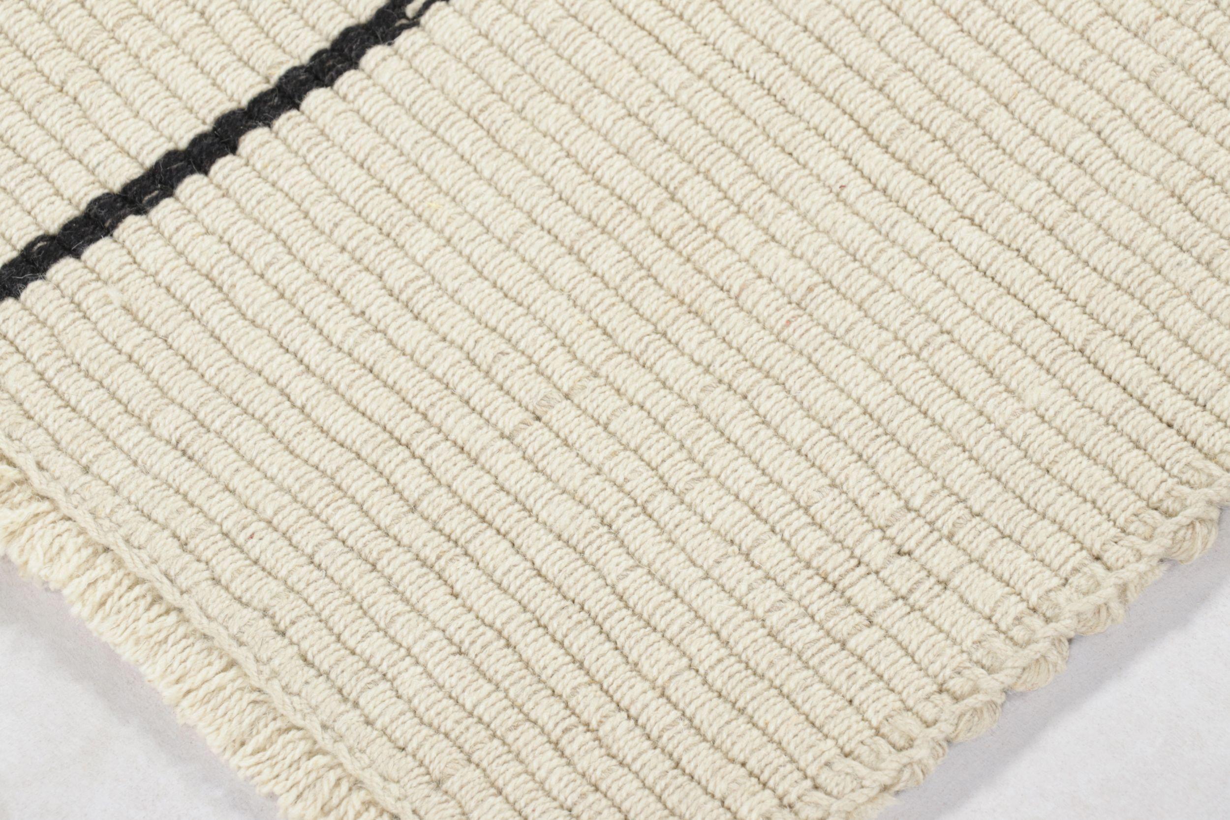 Tessuto a mano Rug & Kilim è un kilim d'accento, con strisce nere su fondo bianco crema. in vendita