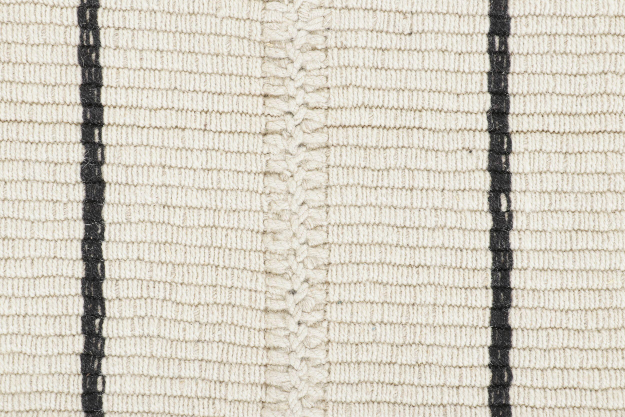 Rug & Kilim è un kilim d'accento, con strisce nere su fondo bianco crema. In condizioni Nuovo in vendita a Long Island City, NY