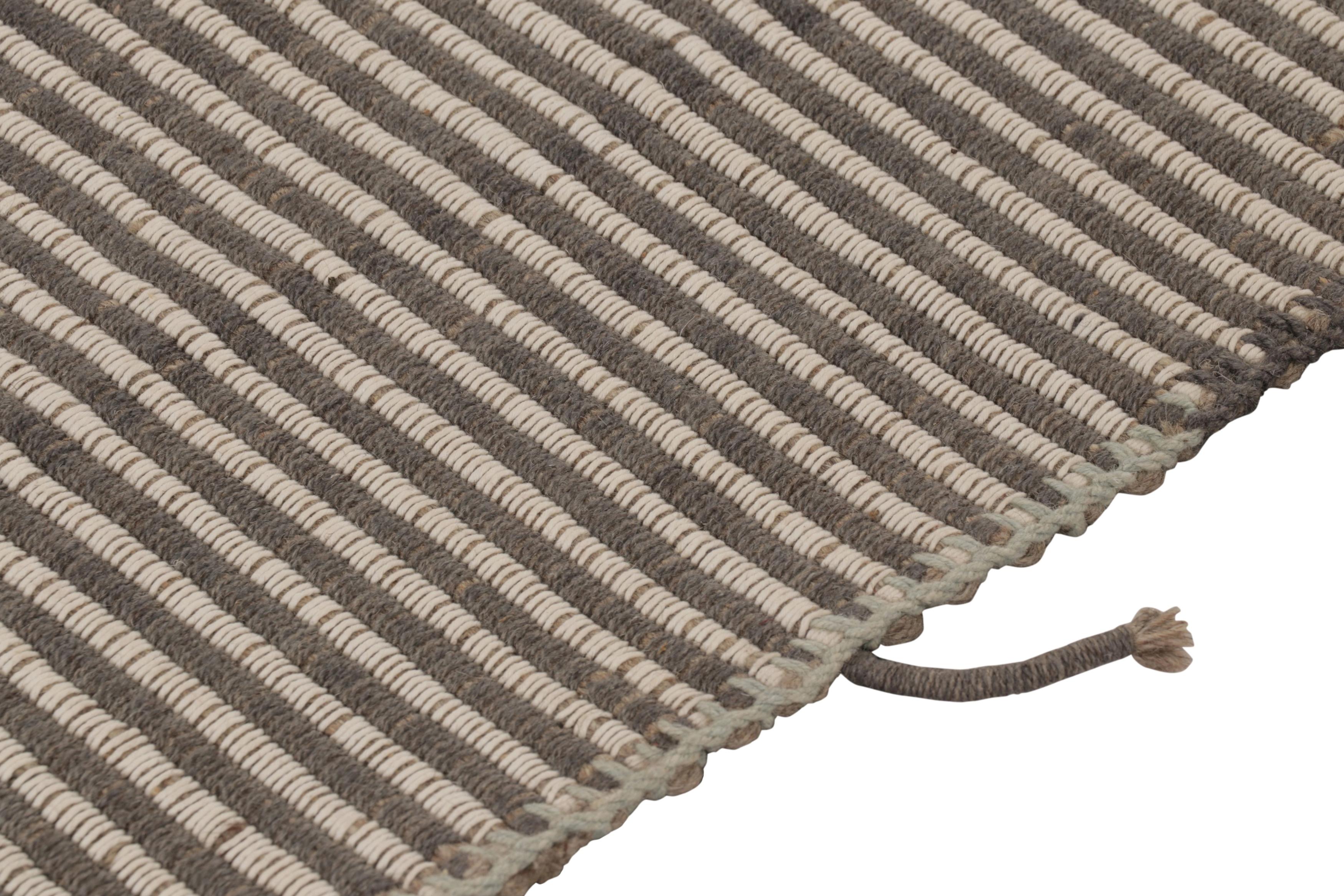  Tessuto a mano in lana, questo Kilim contemporaneo 4x5 fa parte di una nuova ed entusiasmante collezione di Rug & Kilim a tessitura piatta e personalizzabile.

 Sul design:
