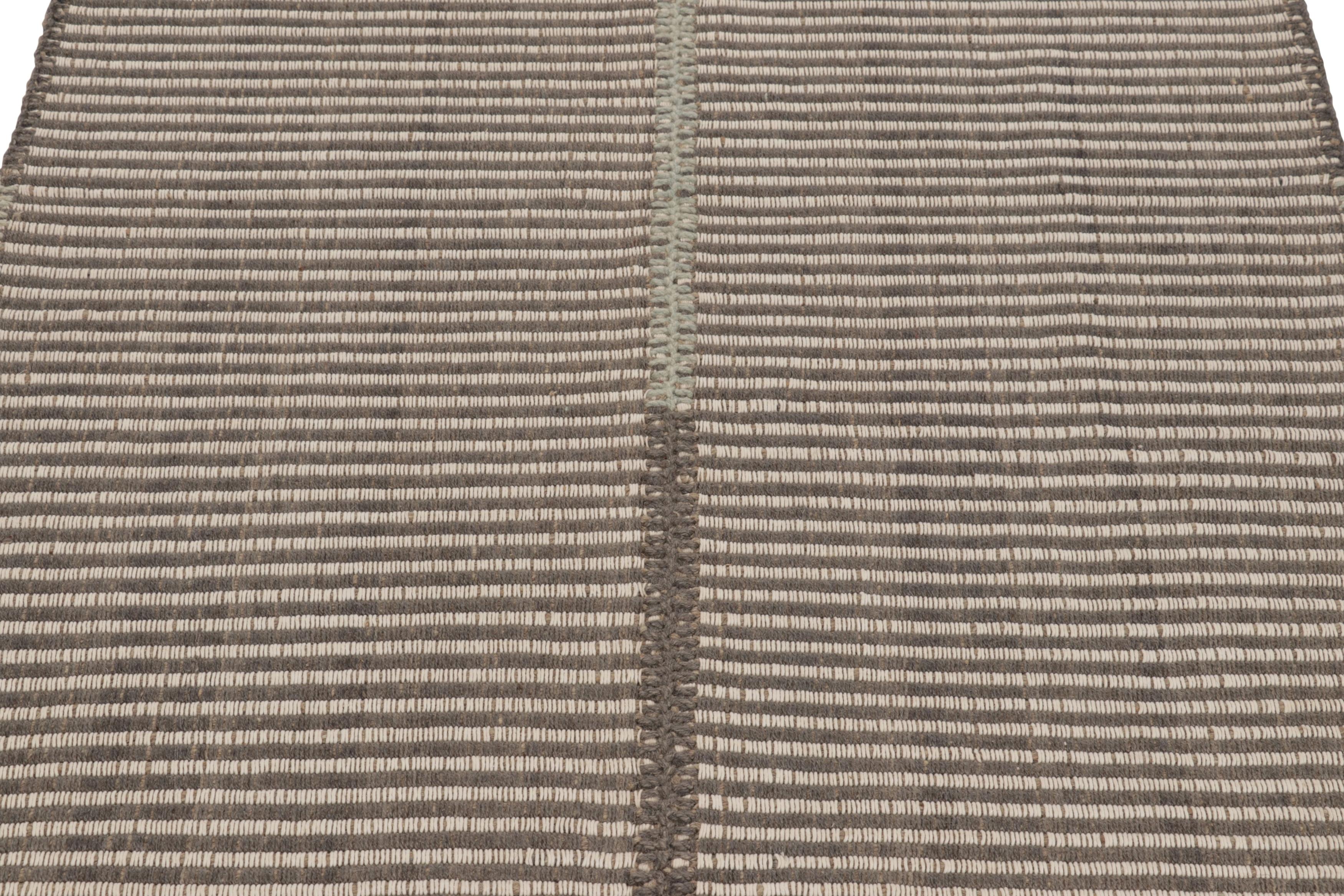 Moderno Rug & Kilim è un kilim d'accento, a strisce testurizzate bianche e grigie con accenti beige. in vendita