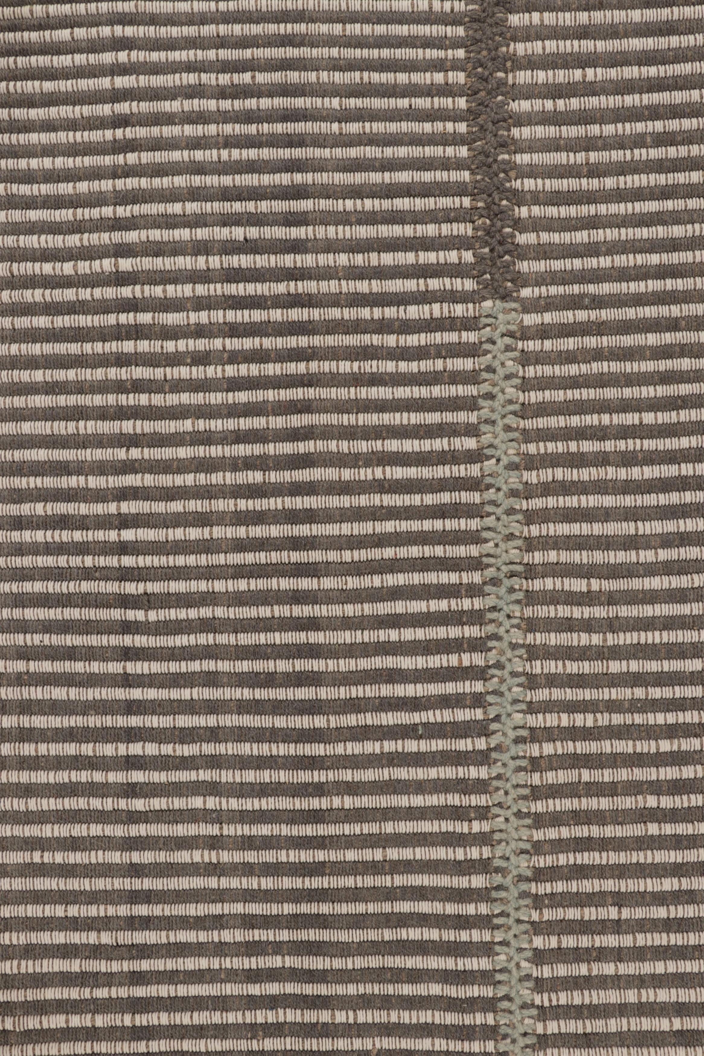 Afghano Rug & Kilim è un kilim d'accento, a strisce testurizzate bianche e grigie con accenti beige. in vendita