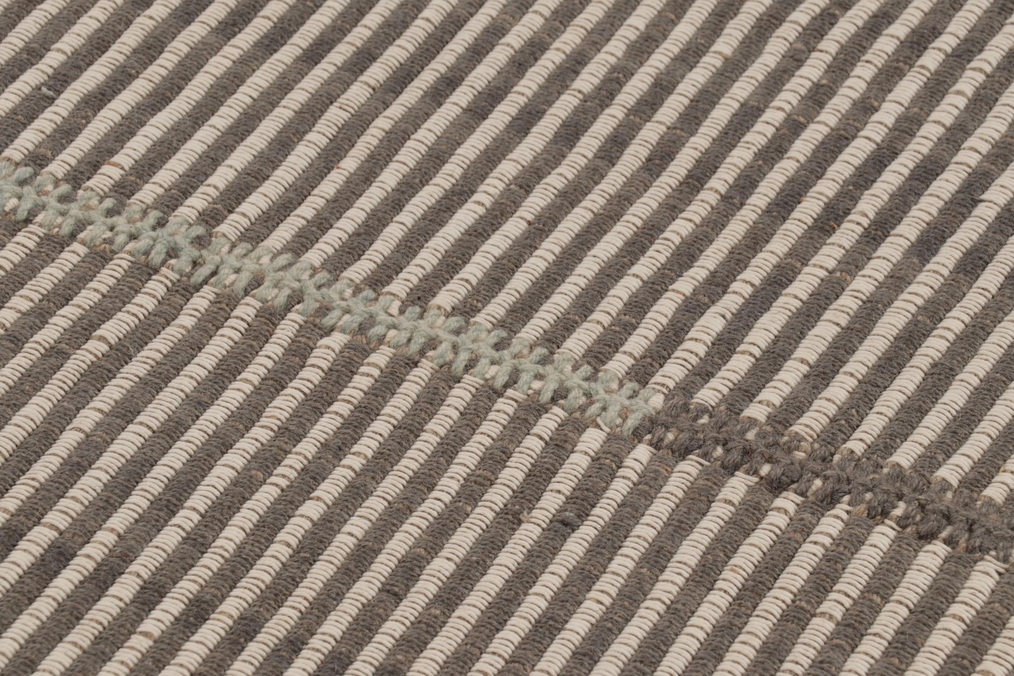 Annodato a mano Rug & Kilim è un kilim d'accento, a strisce testurizzate bianche e grigie con accenti beige. in vendita
