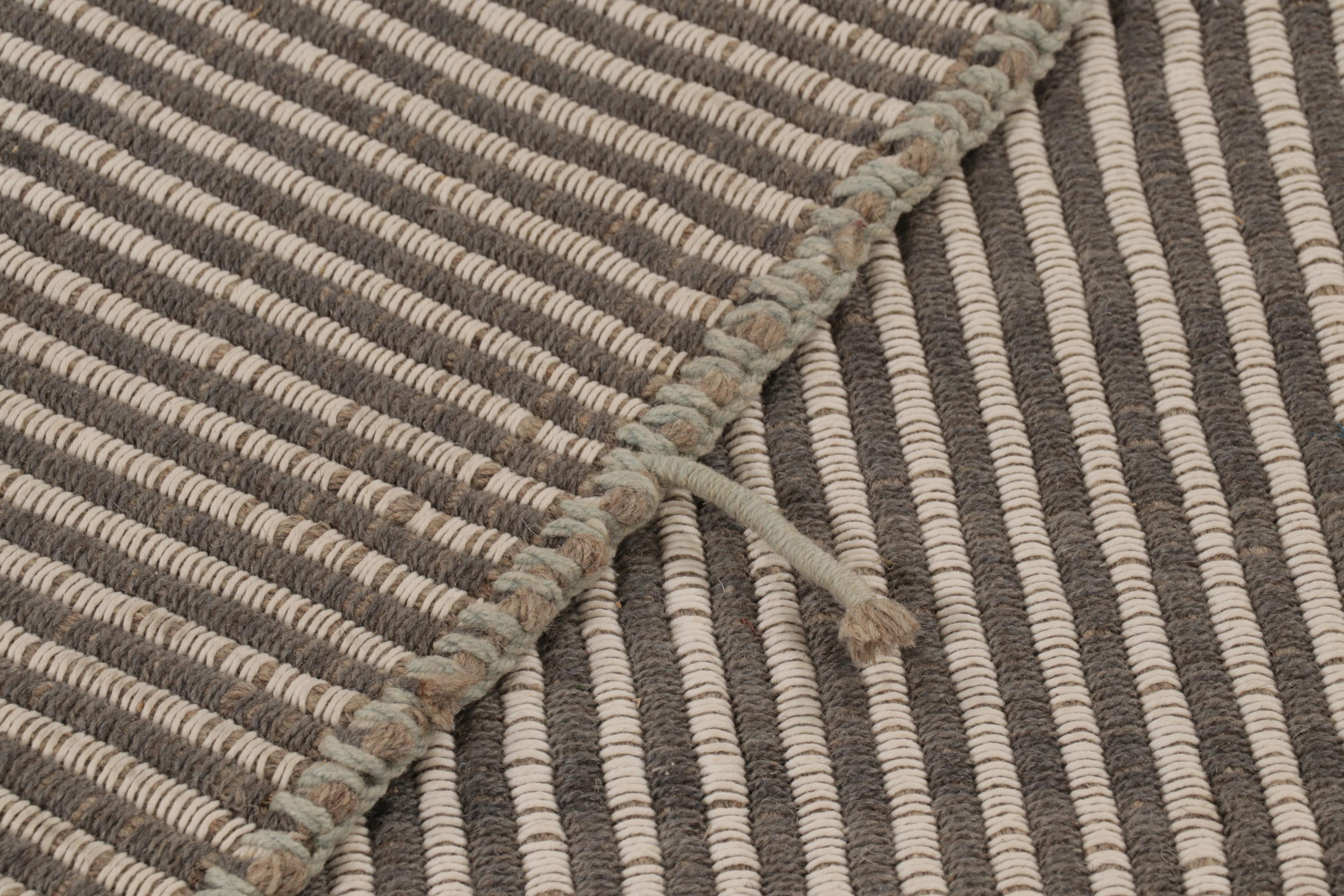 XXI secolo e contemporaneo Rug & Kilim è un kilim d'accento, a strisce testurizzate bianche e grigie con accenti beige. in vendita