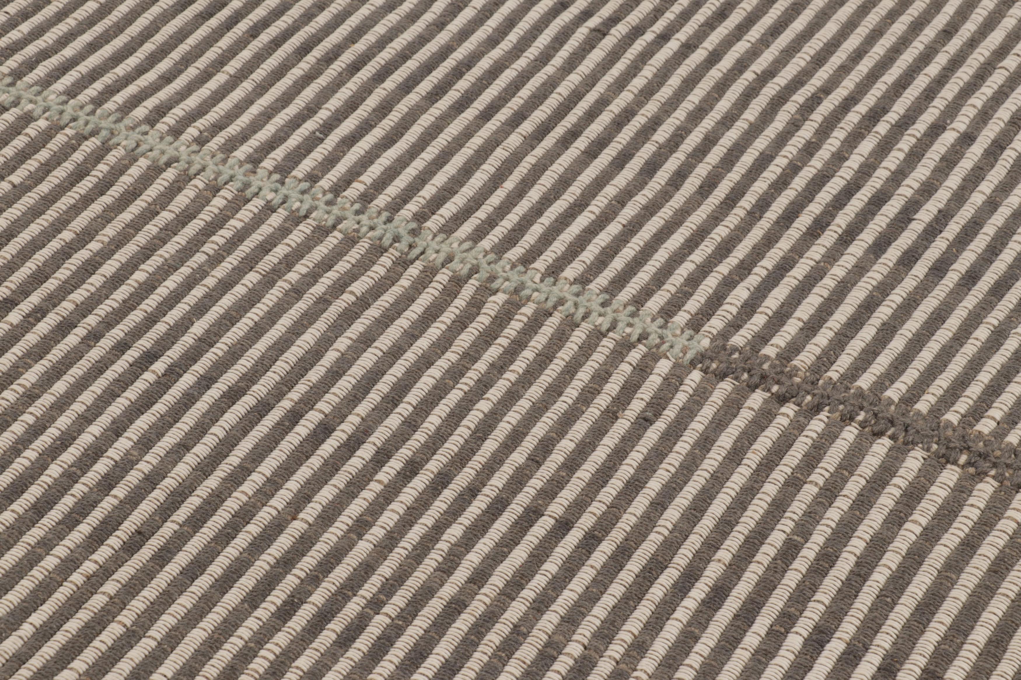 Lana Rug & Kilim è un kilim d'accento, a strisce testurizzate bianche e grigie con accenti beige. in vendita