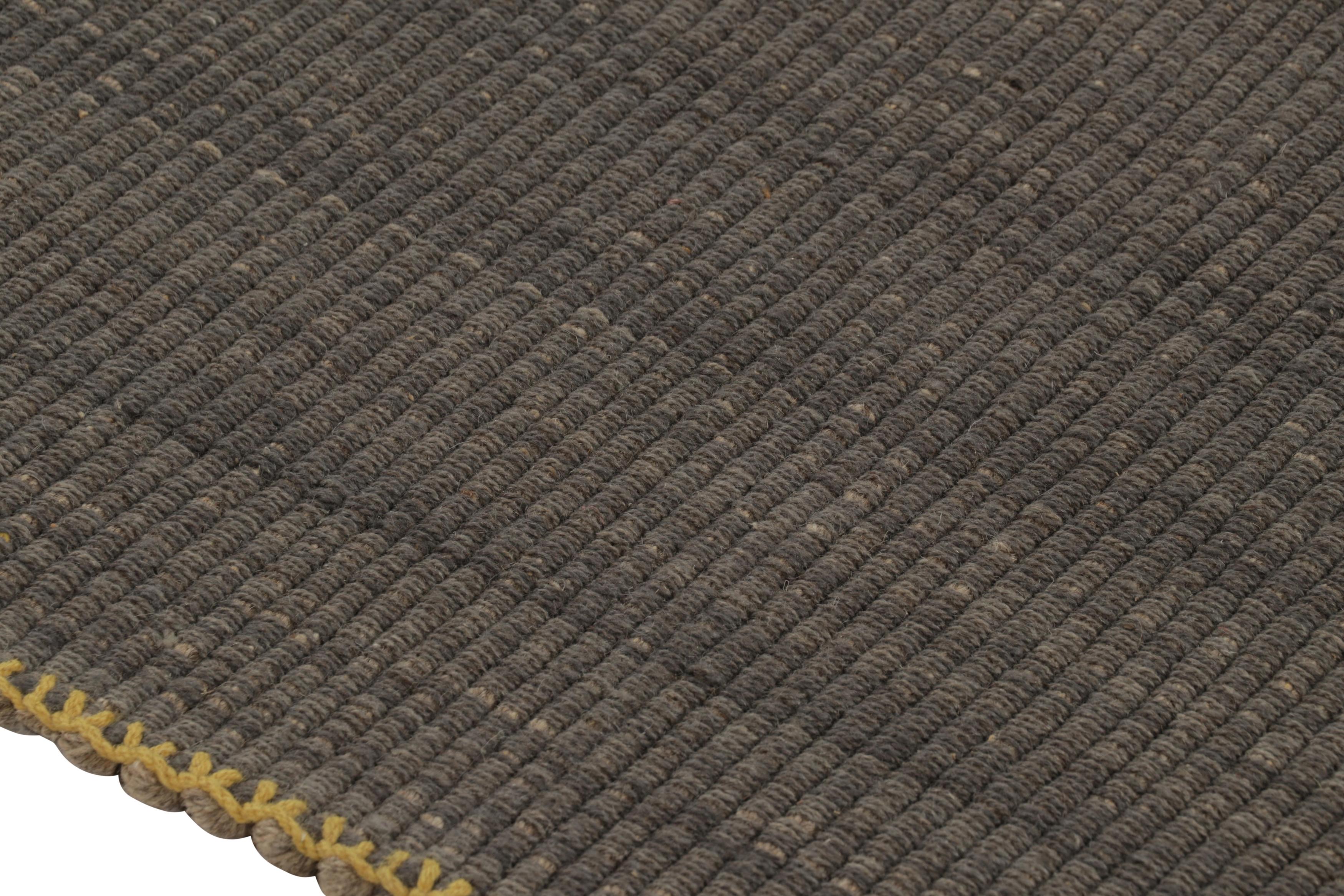 Kilim de acento Rug & Kilim, rayas de textura gris-beige con detalles amarillos Moderno en venta