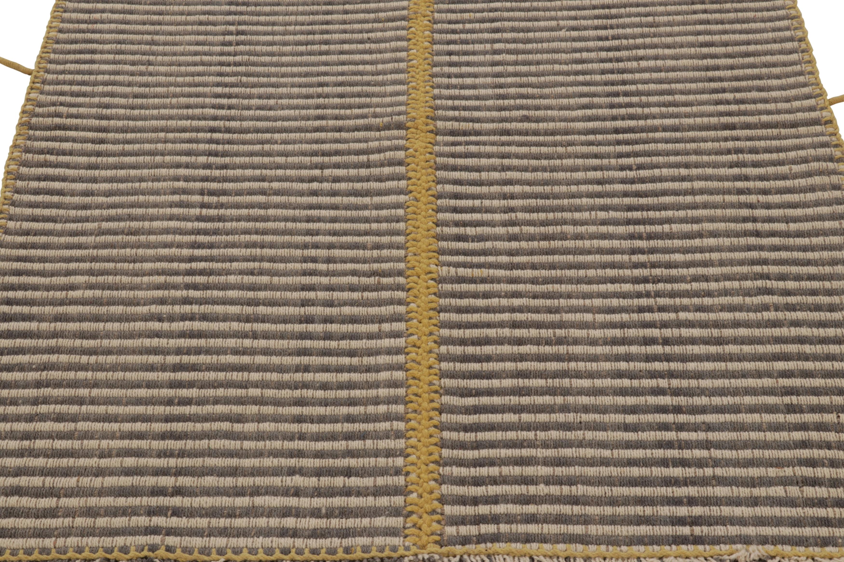 Rug & Kilim's Akzent-Kilim, grau-beige Strukturstreifen mit gelben Akzenten (Moderne) im Angebot