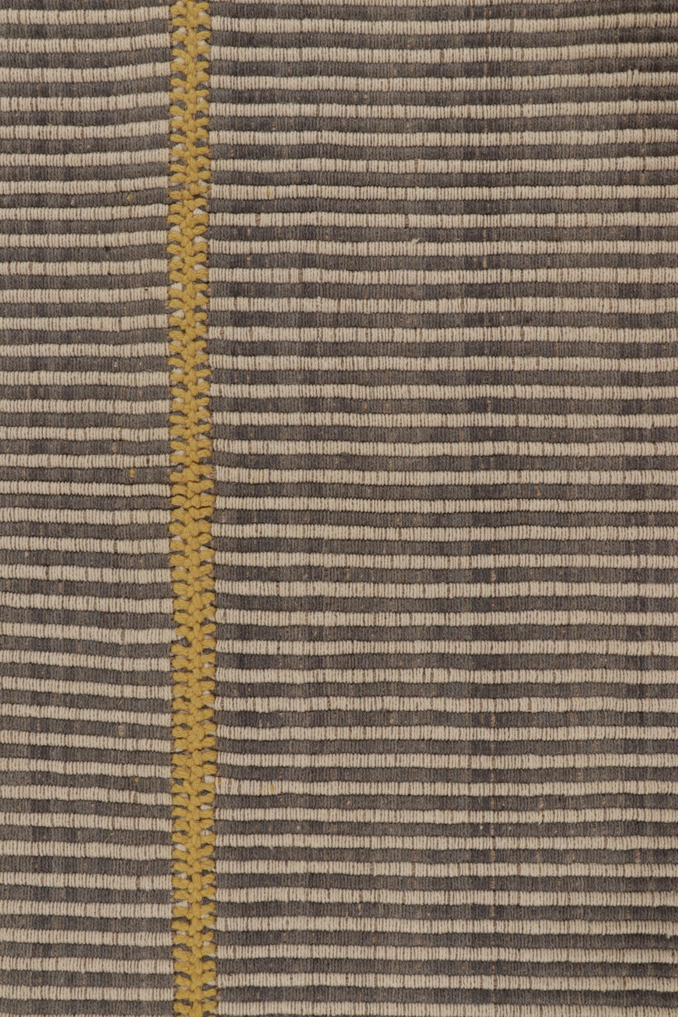 Rug & Kilim's Akzent-Kilim, grau-beige Strukturstreifen mit gelben Akzenten (Afghanisch) im Angebot