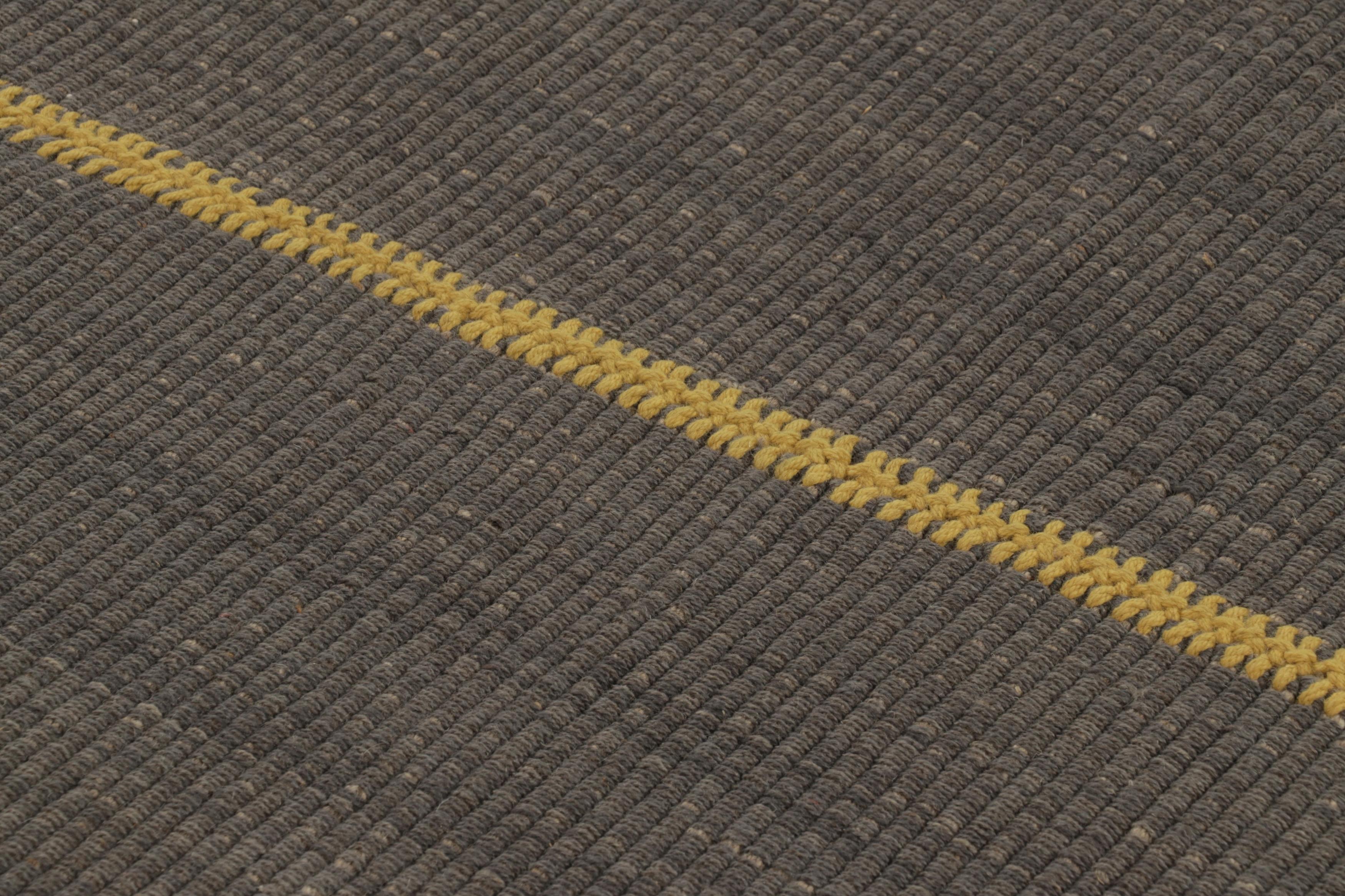 Kilim de acento Rug & Kilim, rayas de textura gris-beige con detalles amarillos Anudado a mano en venta