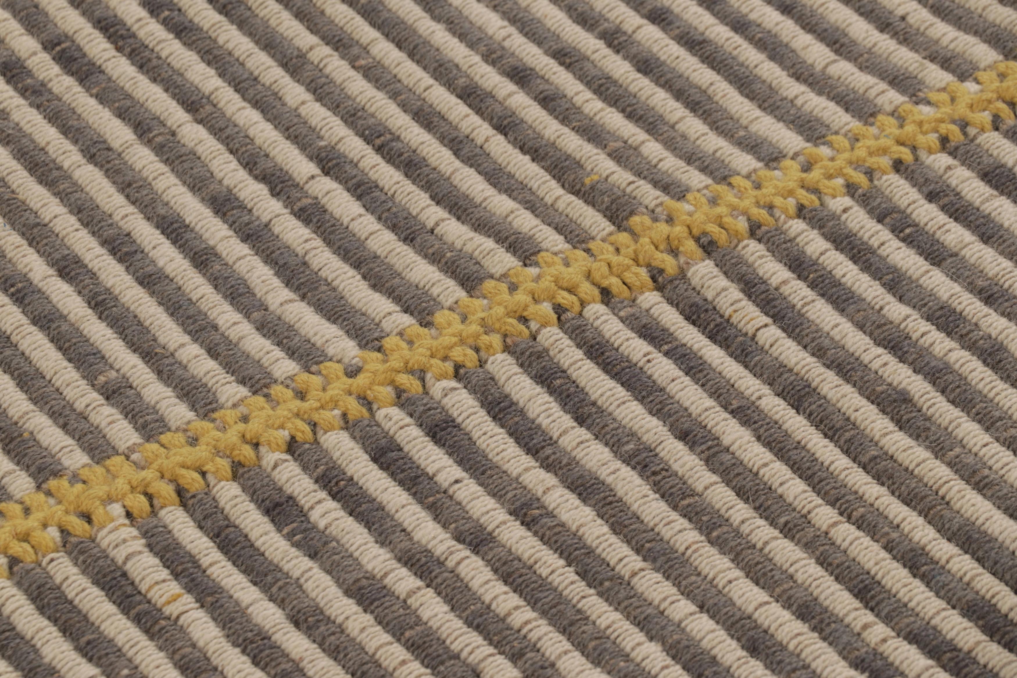 Rug & Kilim's Akzent-Kilim, grau-beige Strukturstreifen mit gelben Akzenten (Handgeknüpft) im Angebot
