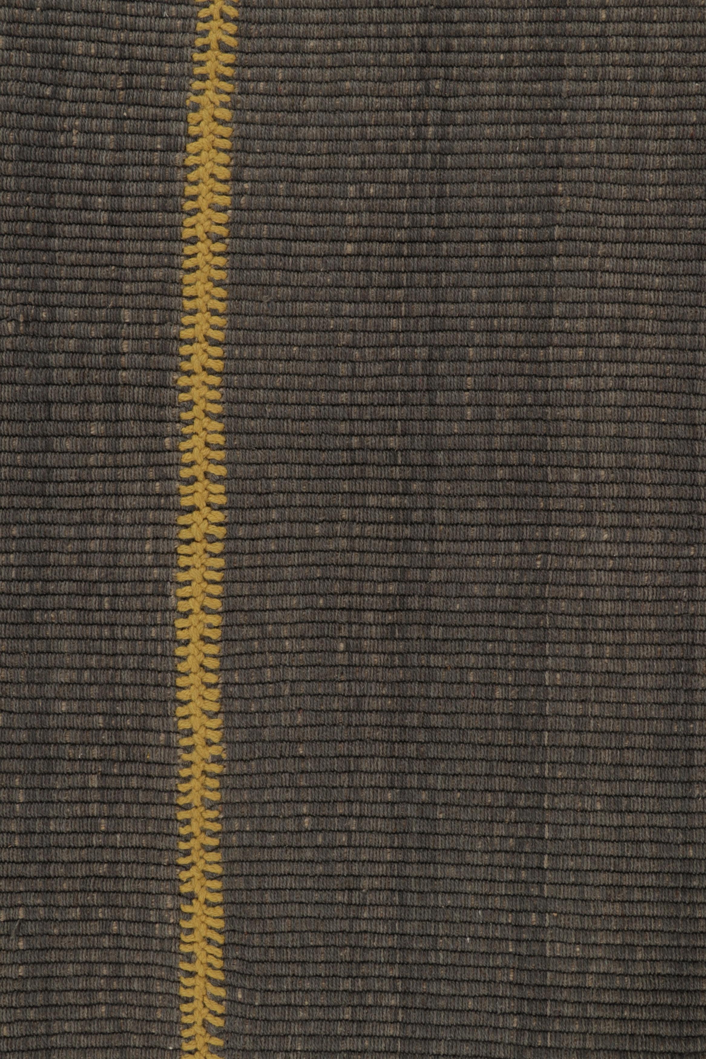 Kilim de acento Rug & Kilim, rayas de textura gris-beige con detalles amarillos en Nuevo estado para la venta en Long Island City, NY