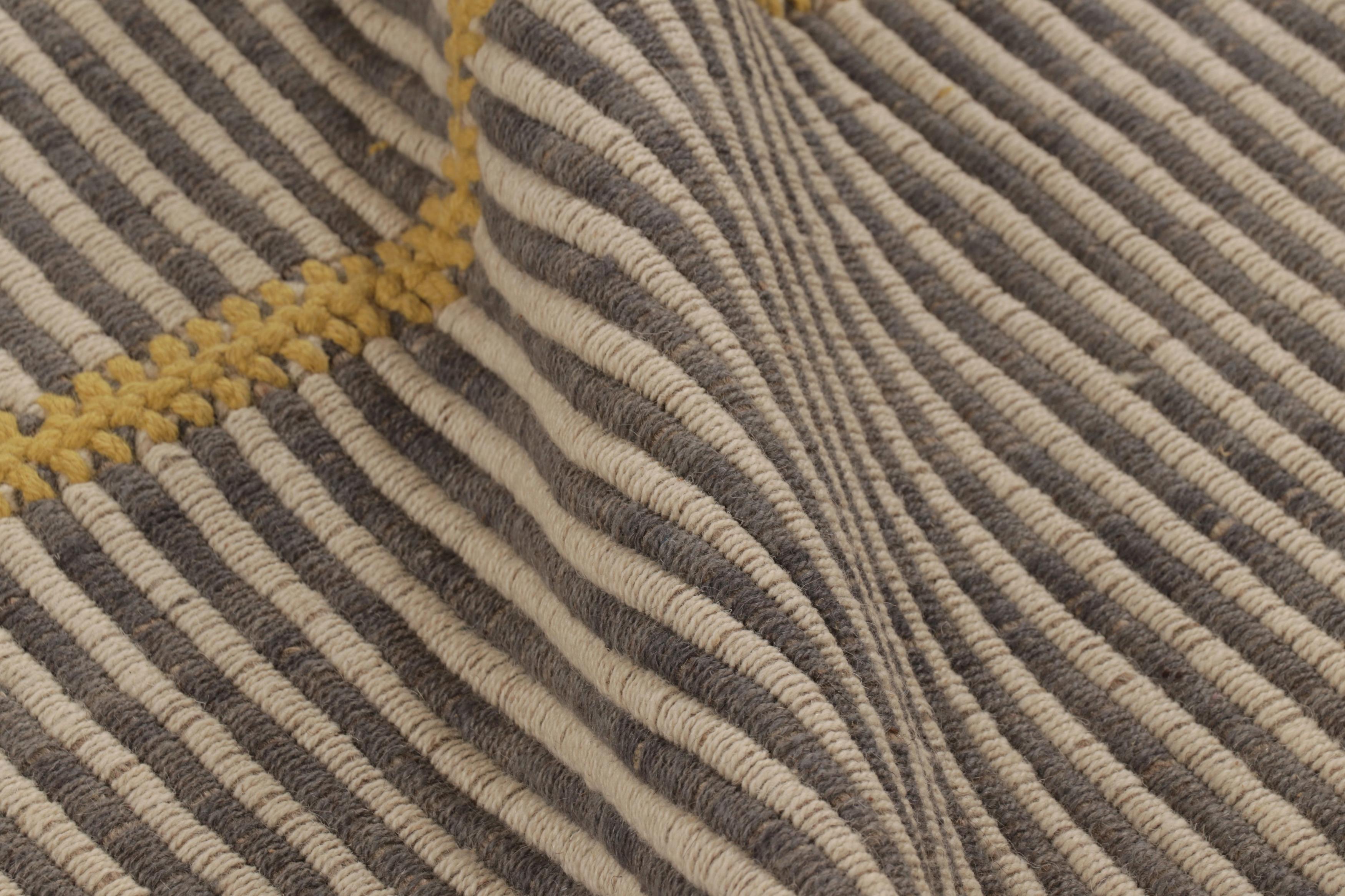 Rug & Kilim's Akzent-Kilim, grau-beige Strukturstreifen mit gelben Akzenten im Zustand „Neu“ im Angebot in Long Island City, NY