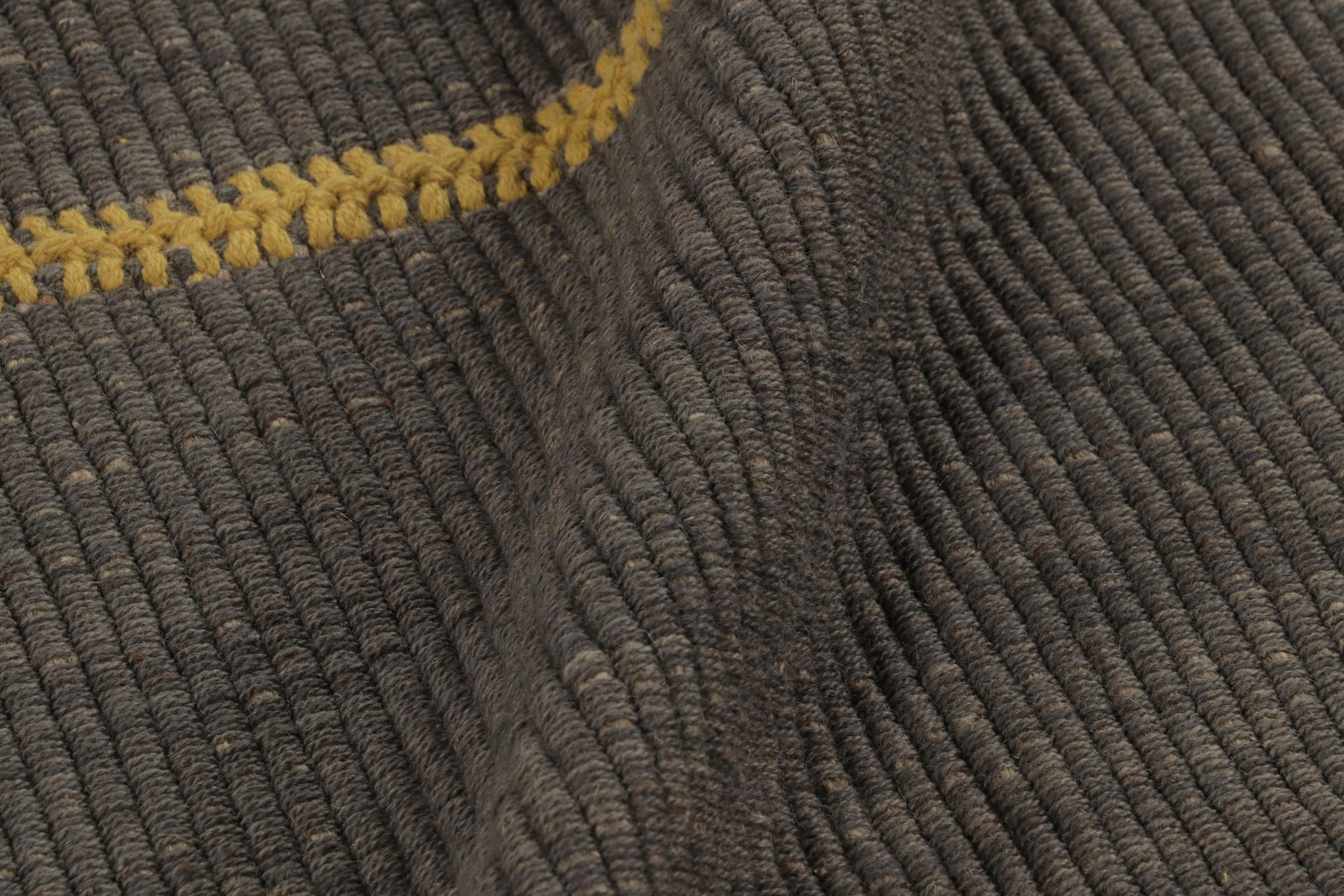 Kilim de acento Rug & Kilim, rayas de textura gris-beige con detalles amarillos Siglo XXI y contemporáneo en venta