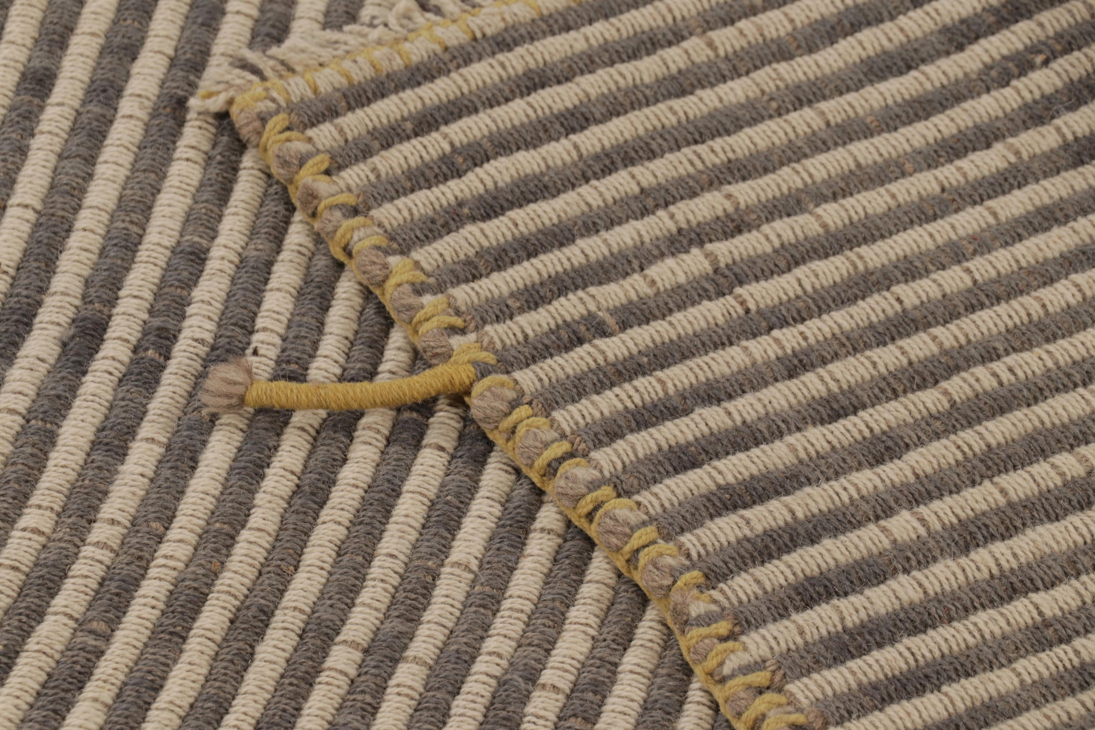 Rug & Kilim's Akzent-Kilim, grau-beige Strukturstreifen mit gelben Akzenten (21. Jahrhundert und zeitgenössisch) im Angebot