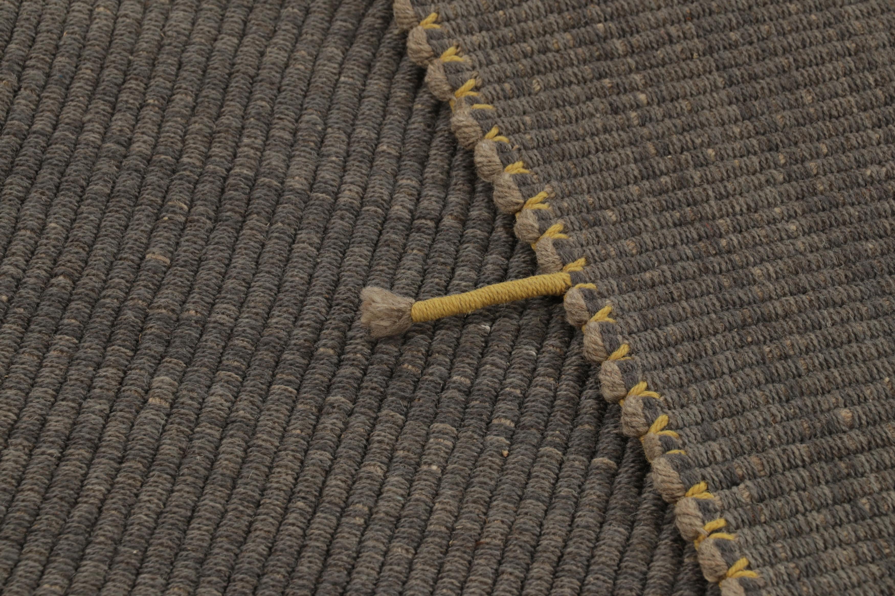 Kilim de acento Rug & Kilim, rayas de textura gris-beige con detalles amarillos Lana en venta