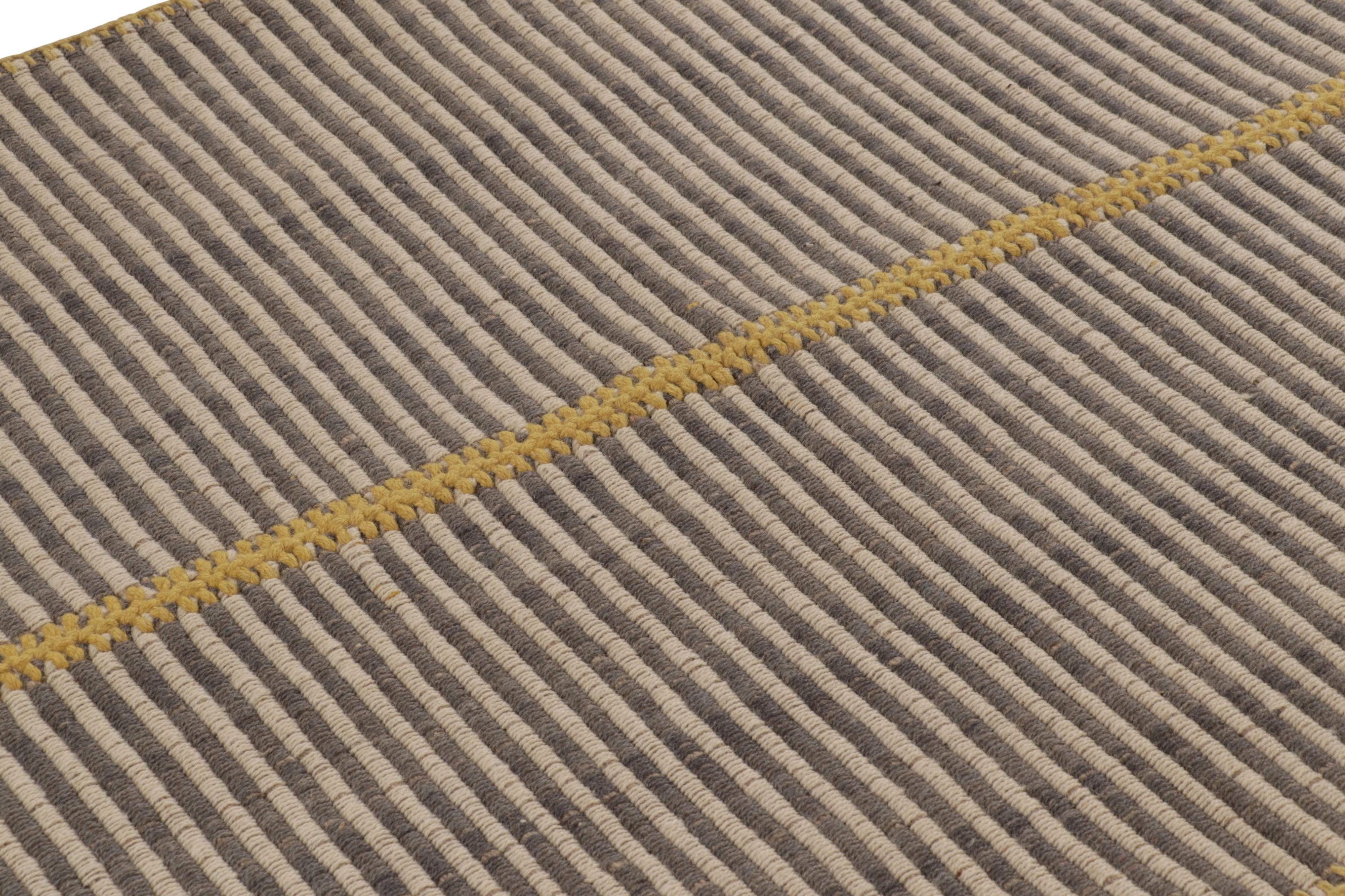 Rug & Kilim's Akzent-Kilim, grau-beige Strukturstreifen mit gelben Akzenten (Wolle) im Angebot