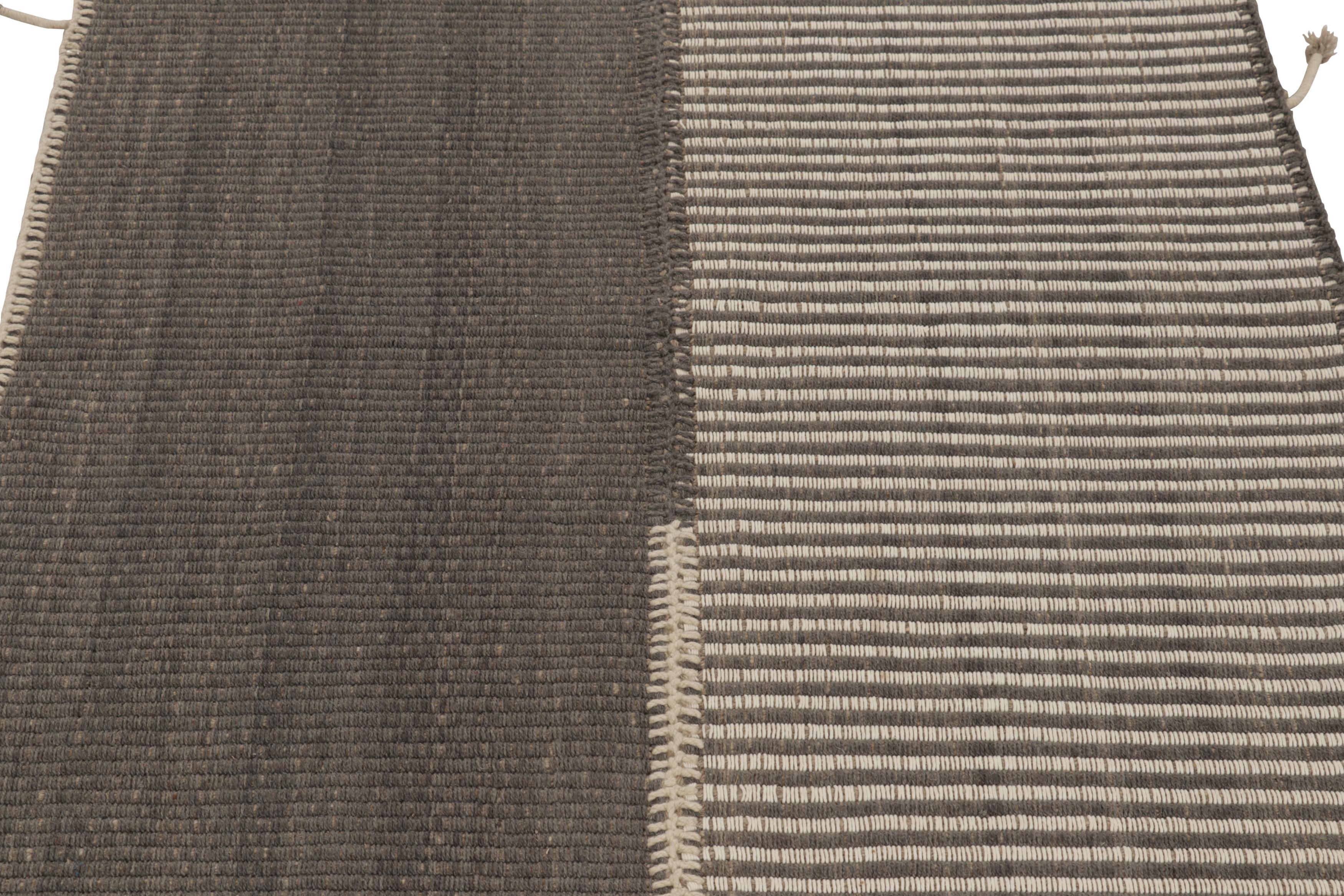 Rug & Kilim's Akzent-Kilim, graues Feld mit beigefarbenen Strukturstreifen (Moderne) im Angebot