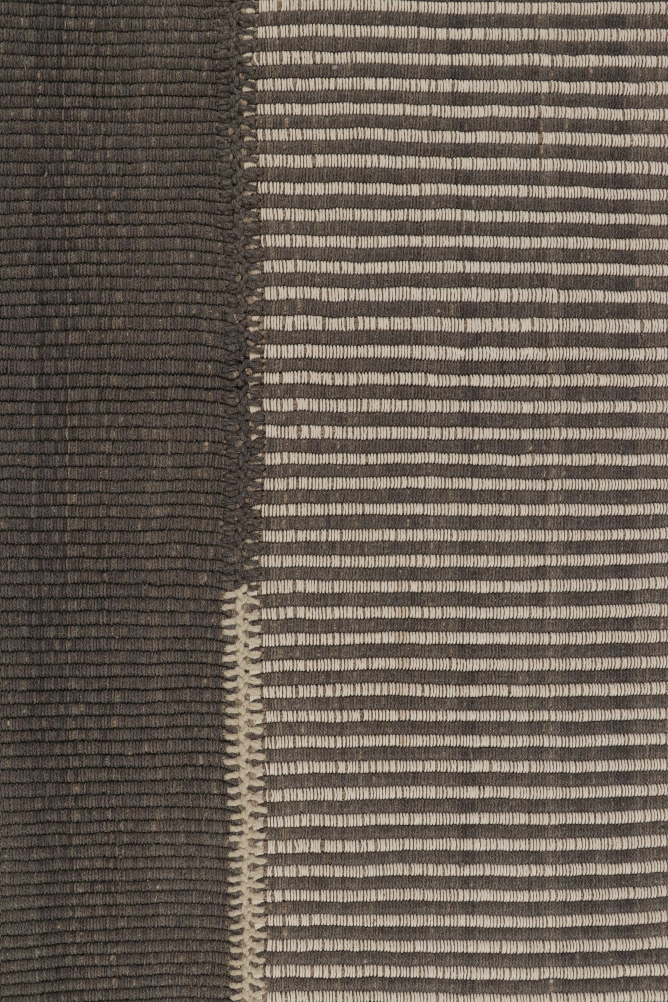 Rug & Kilim's Akzent-Kilim, graues Feld mit beigefarbenen Strukturstreifen (Afghanisch) im Angebot