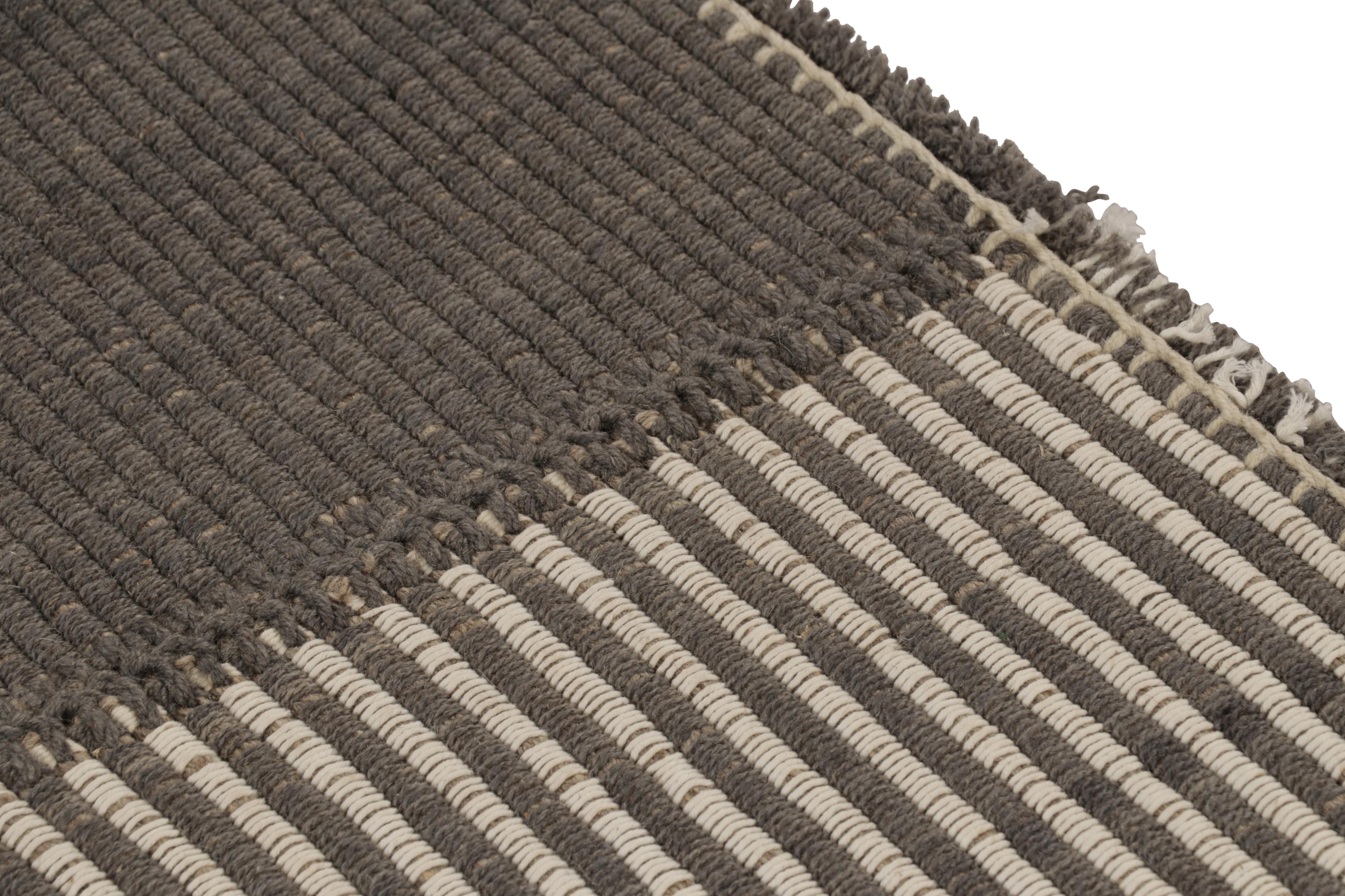 Rug & Kilim's Akzent-Kilim, graues Feld mit beigefarbenen Strukturstreifen (Handgeknüpft) im Angebot