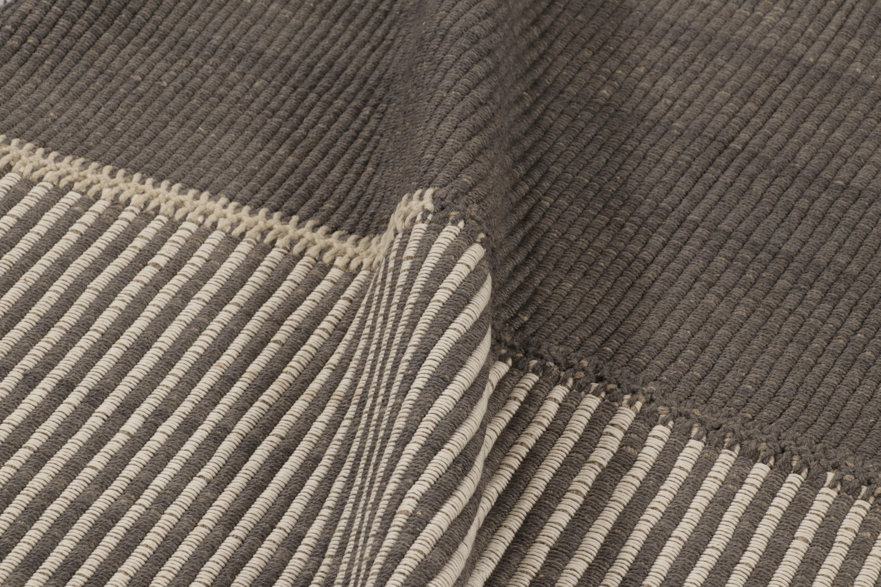 Rug & Kilim's Akzent-Kilim, graues Feld mit beigefarbenen Strukturstreifen im Zustand „Neu“ im Angebot in Long Island City, NY
