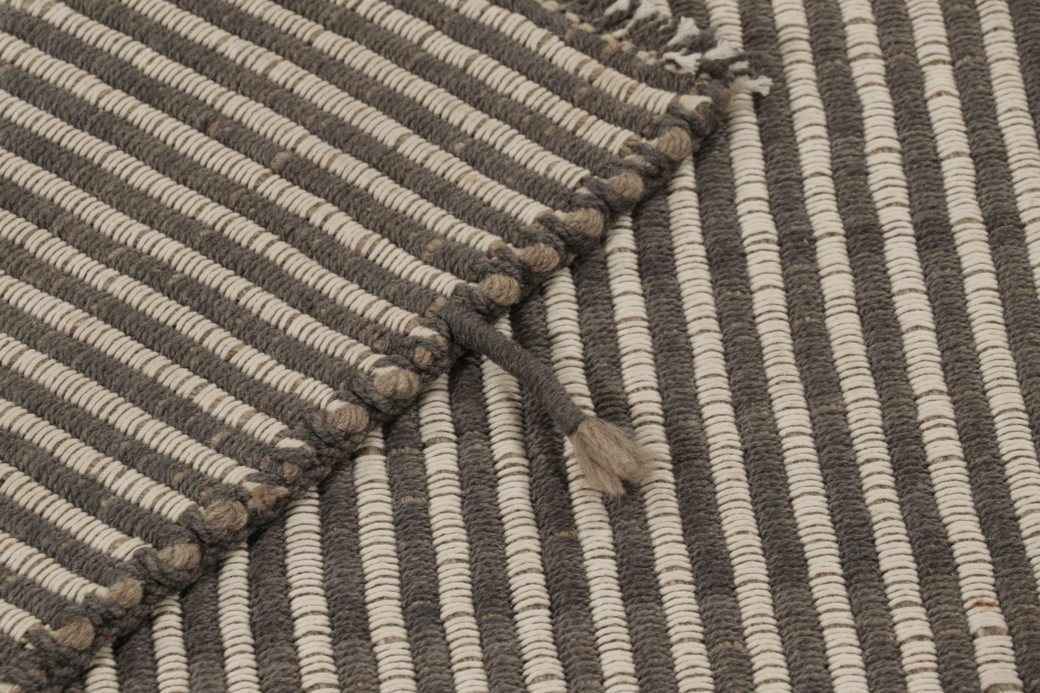 Rug & Kilim's Akzent-Kilim, graues Feld mit beigefarbenen Strukturstreifen (21. Jahrhundert und zeitgenössisch) im Angebot