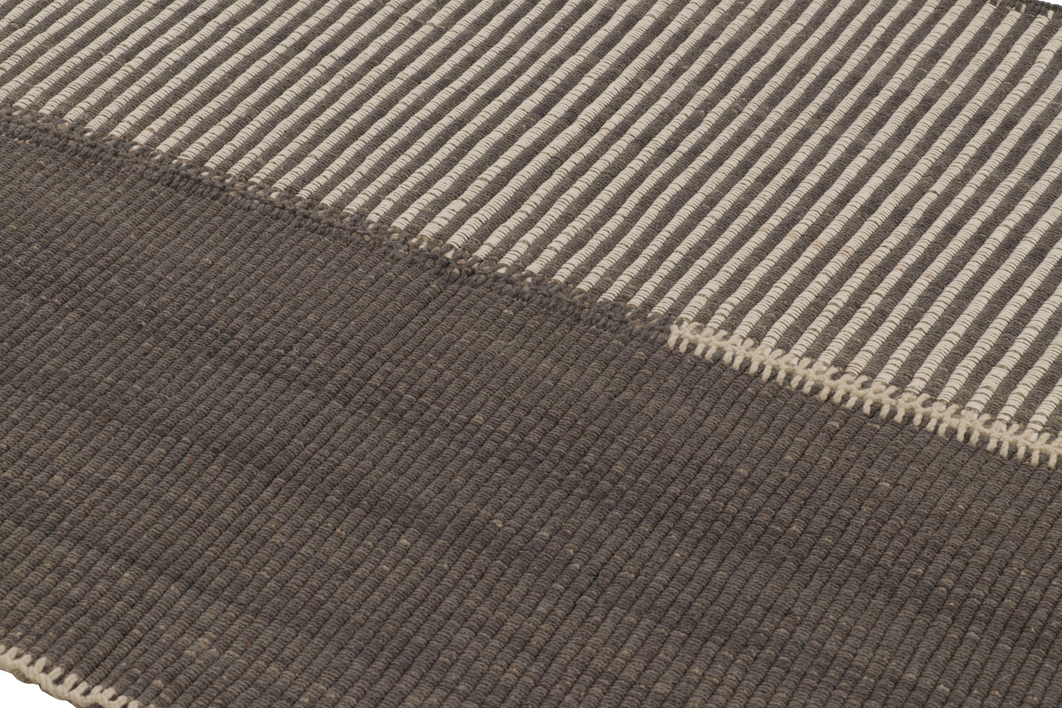 Rug & Kilim's Akzent-Kilim, graues Feld mit beigefarbenen Strukturstreifen (Wolle) im Angebot