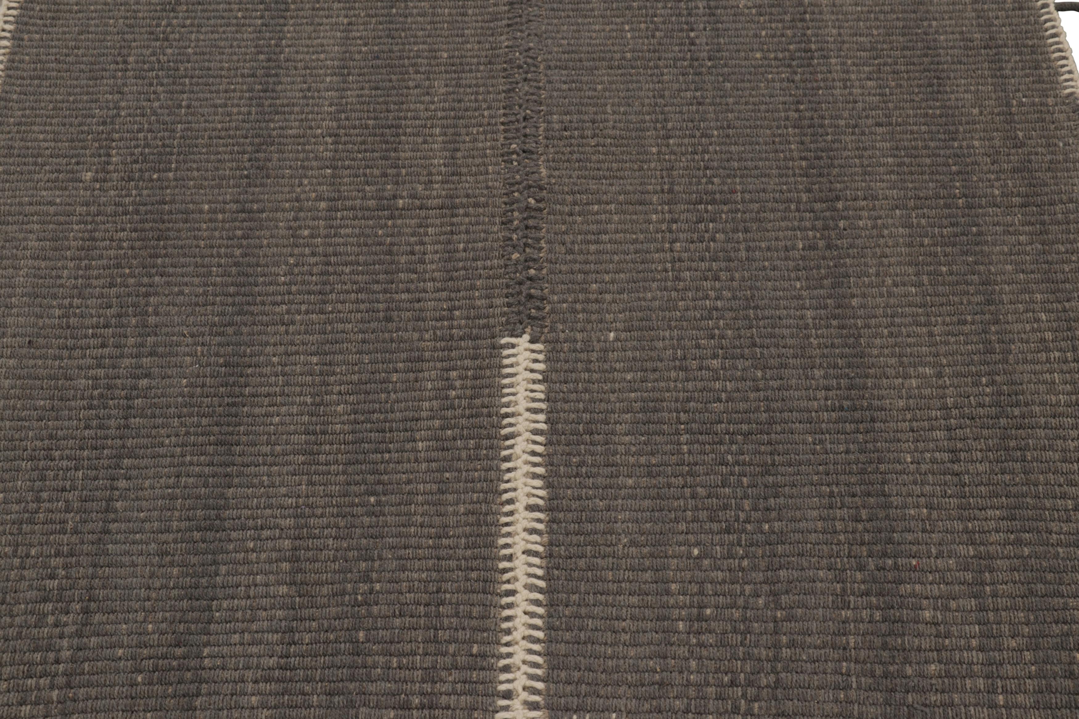 Moderno Rug & Kilim, Kilim d'accento a righe grigie con accenti beige in vendita