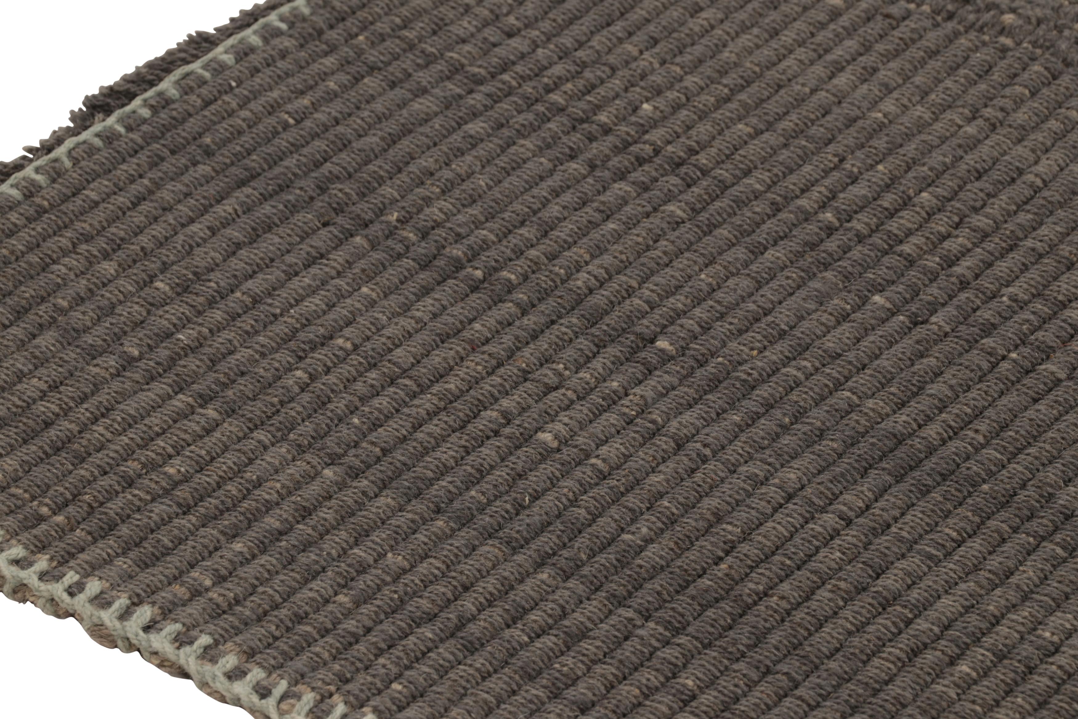 Noué à la main Rug & Kilim's Accent Kilim, rayures texturées grises avec accents beiges en vente