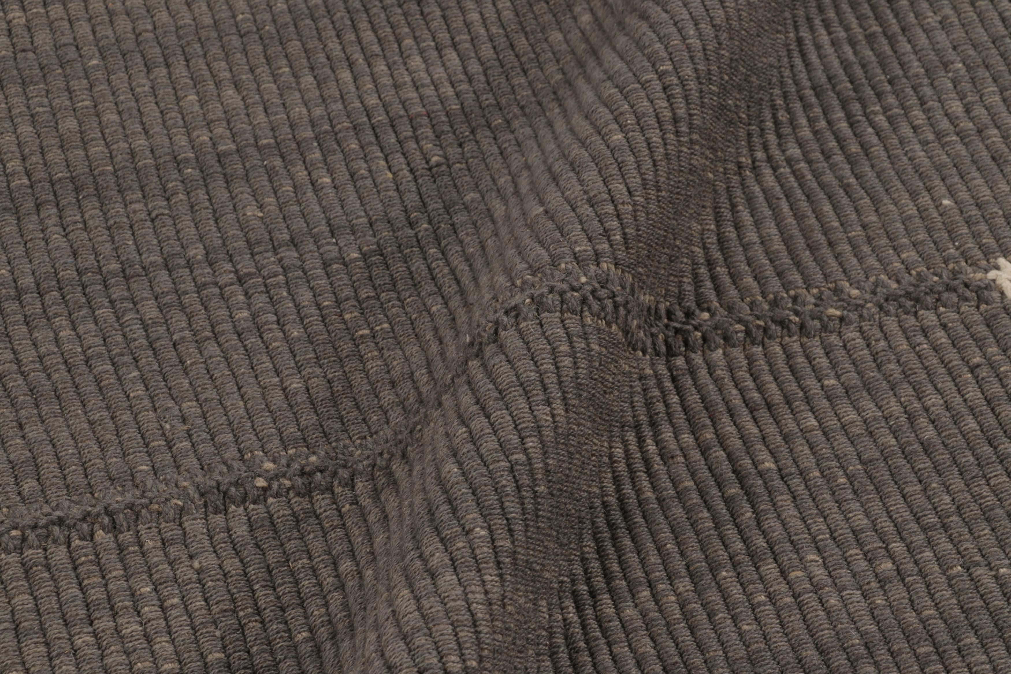 Rug & Kilim, Kilim d'accento a righe grigie con accenti beige In condizioni Nuovo in vendita a Long Island City, NY