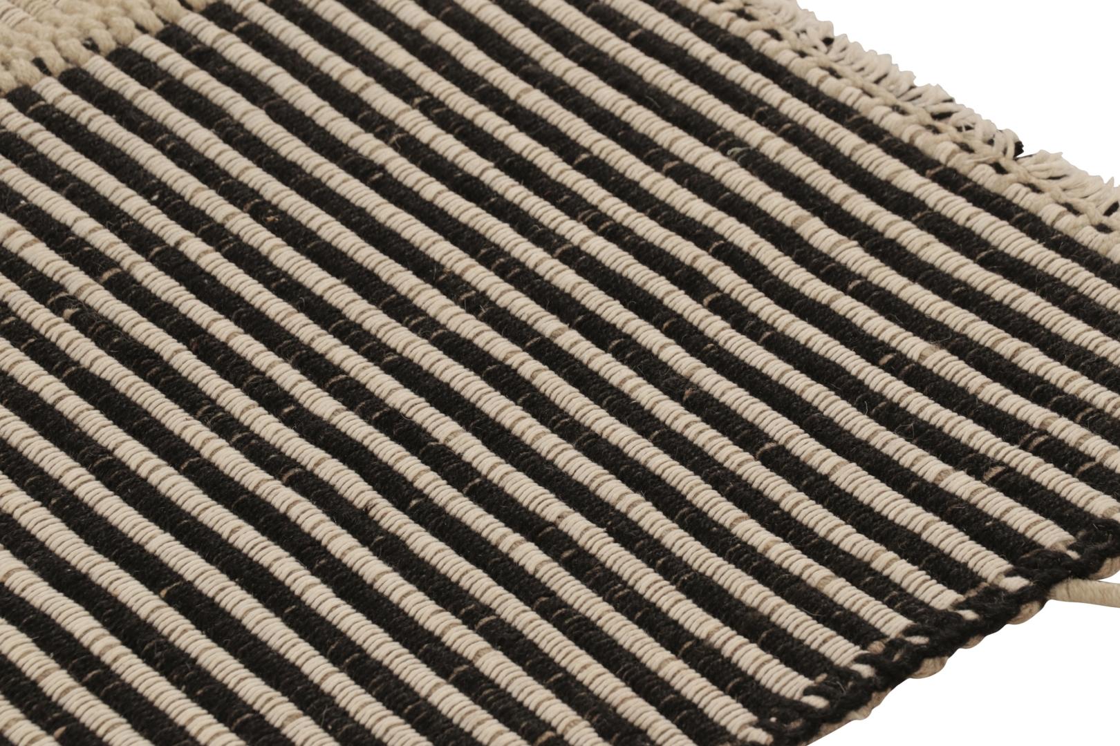 Tiss�é à la main en laine, ce Kilim contemporain 4x4 fait partie d'une nouvelle collection de tissage plat personnalisable de Rug & Kilim.

Sur le Design :

