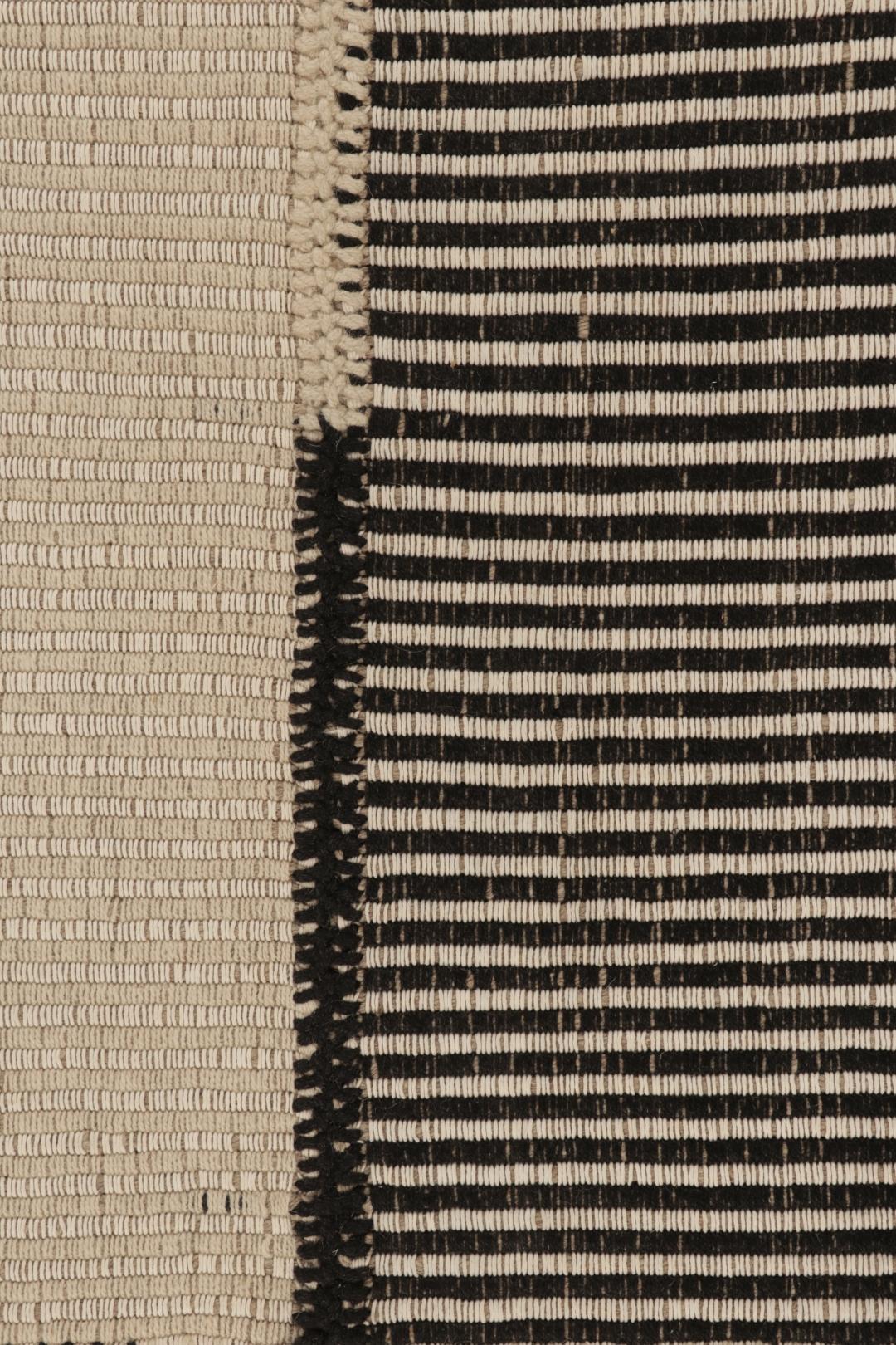 Moderne Rug & Kilim's Accent Kilim, tapis carré à rayures audacieuses et texturées blanches et noires en vente