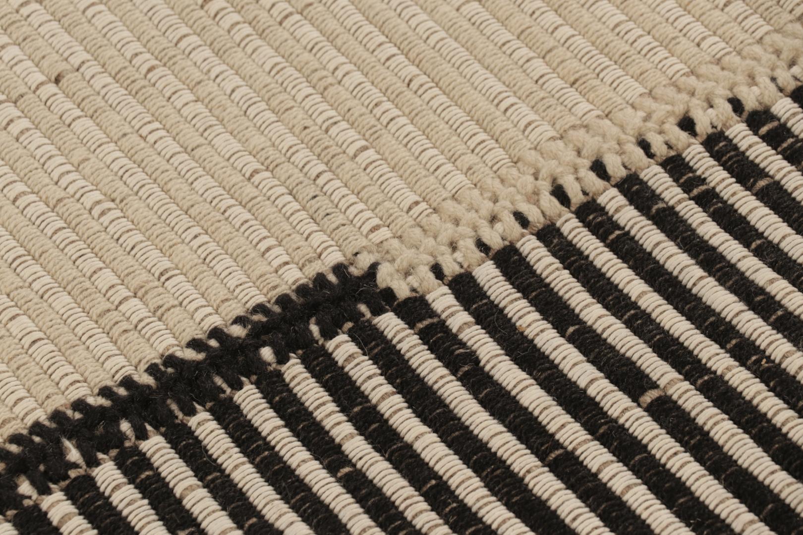 Noué à la main Rug & Kilim's Accent Kilim, tapis carré à rayures audacieuses et texturées blanches et noires en vente