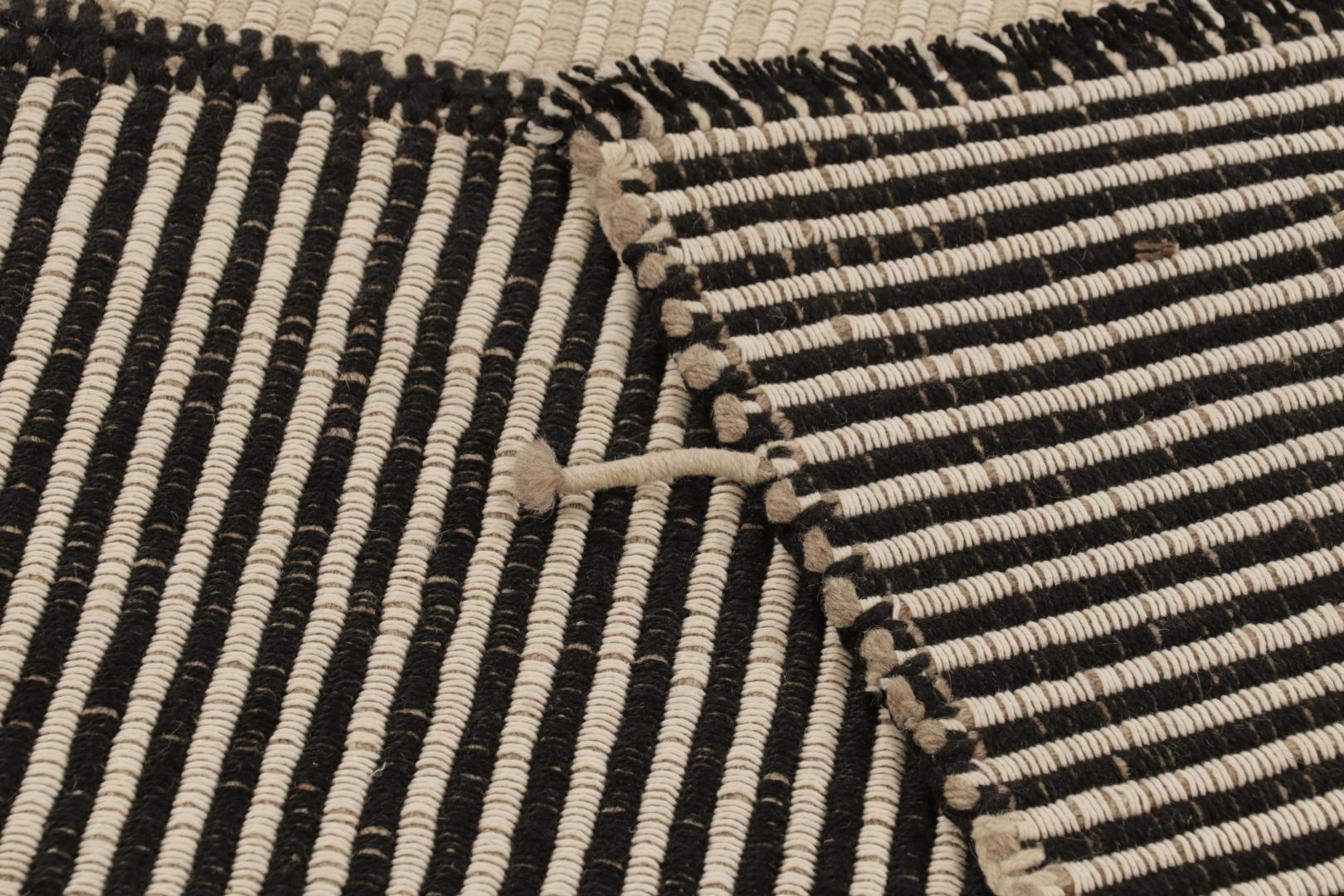 XXIe siècle et contemporain Rug & Kilim's Accent Kilim, tapis carré à rayures audacieuses et texturées blanches et noires en vente